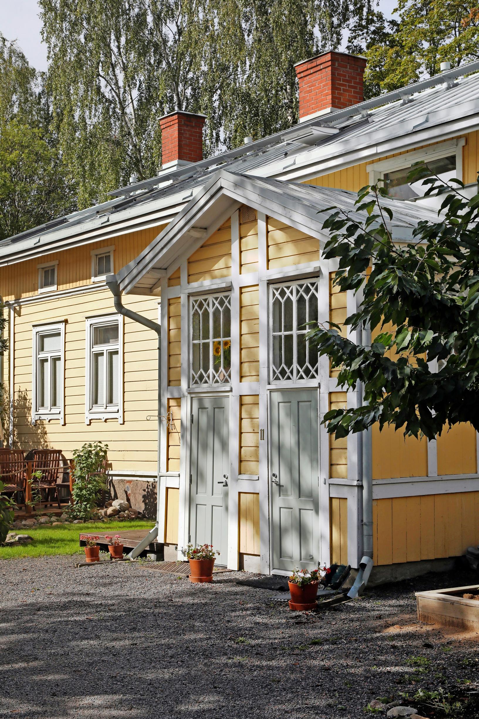 keltainen puutalokoti portsassa