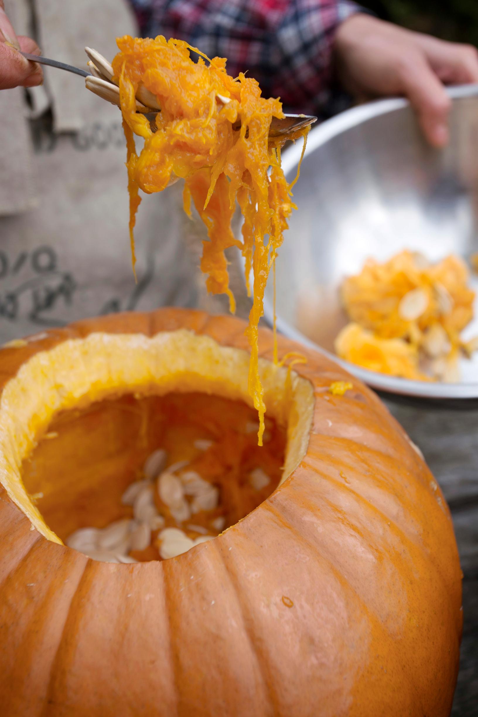 Halloween-kurpitsan sisuksen kovertaminen