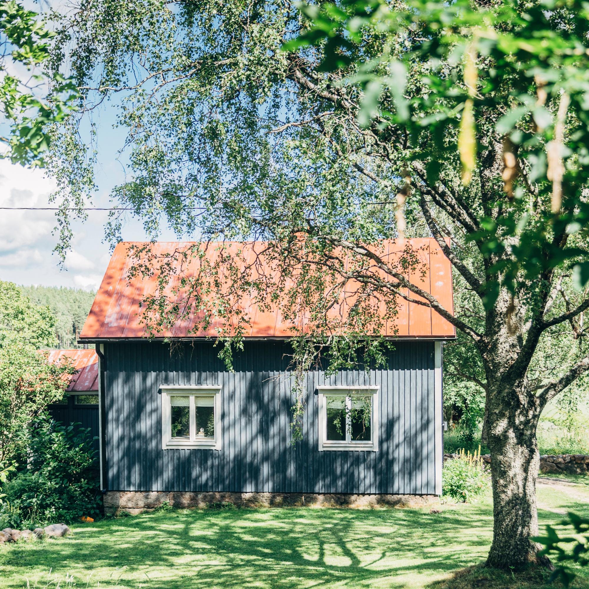 Lomalla suvun mailla! Kaisa ja Aleksi remontoivat rintamamiestalosta kesäasunnon – "Tuntuu kuin esi-isät kävelisivät täällä kanssamme"