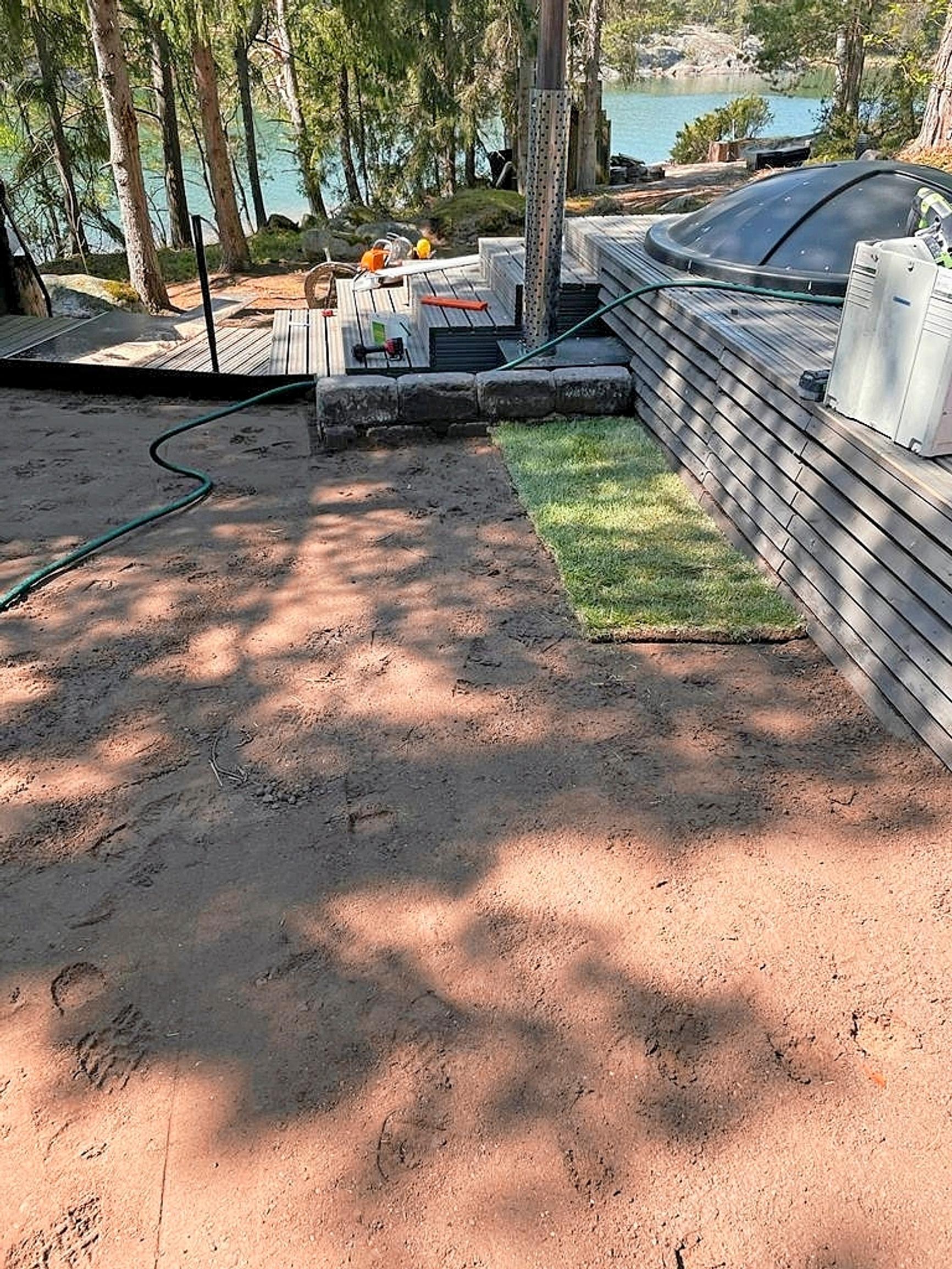 siirtonurmirullan alku auki pyöritettynä soralle terassin vieressä