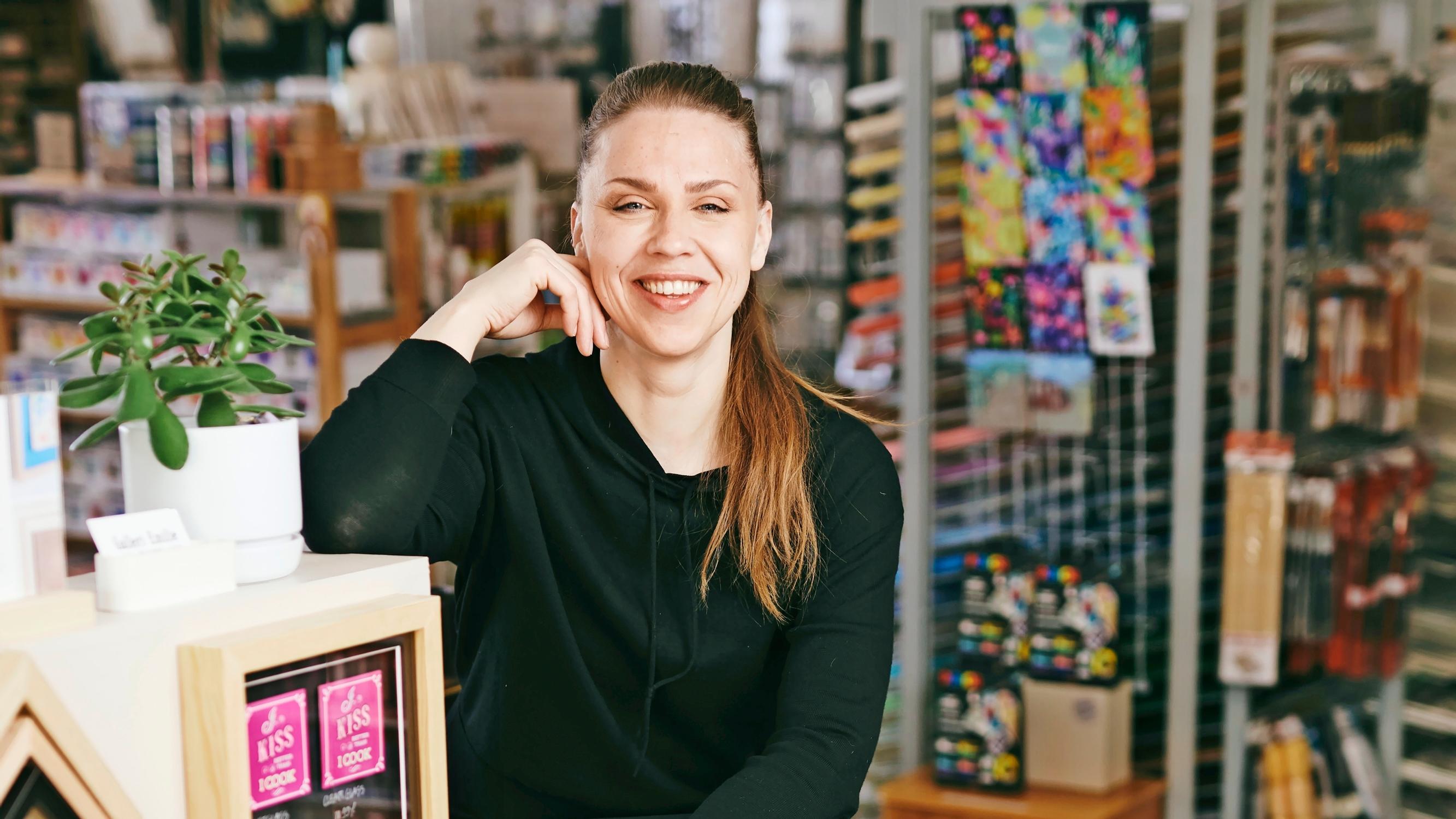 Jenny Hällfors pyörittää idyllistä askartelukauppaa Porvoossa: ”Onnistuminen selviää vain kokeilemalla, mutta yrittäminen ei yleensä myöhemmin kaduta”