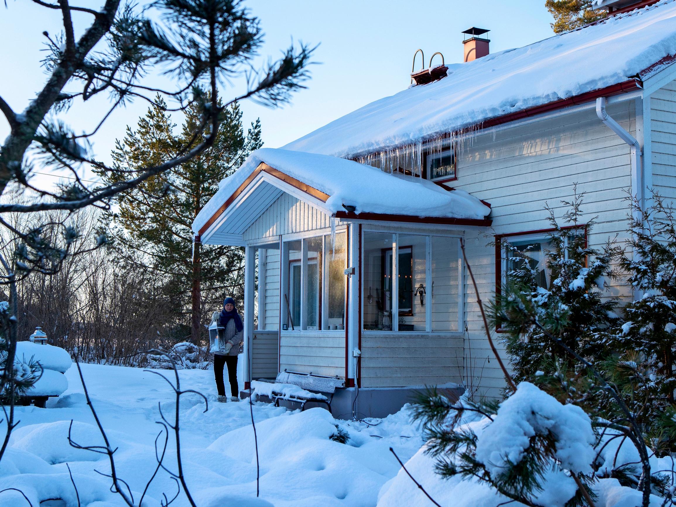 Sisustussuunnittelijan ja kirurgin mökillä tunnelman tekevät perintöesineet ja kierrätyslöydöt – ”Tekeminen ei Salmikalliossa lopu”