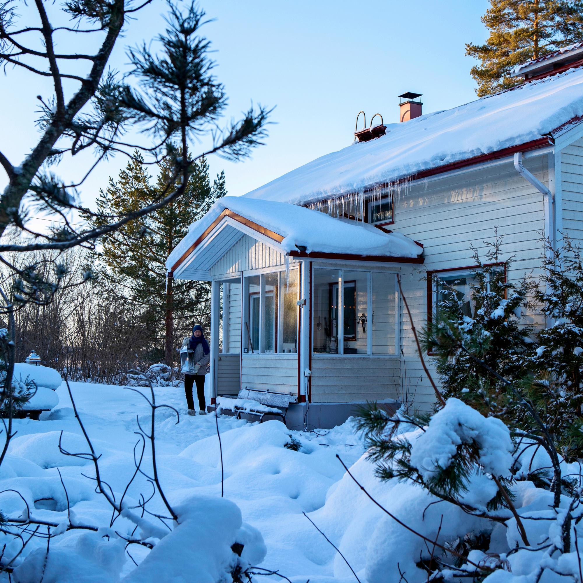 Sisustussuunnittelijan ja kirurgin mökillä tunnelman tekevät perintöesineet ja kierrätyslöydöt – ”Tekeminen ei Salmikalliossa lopu”