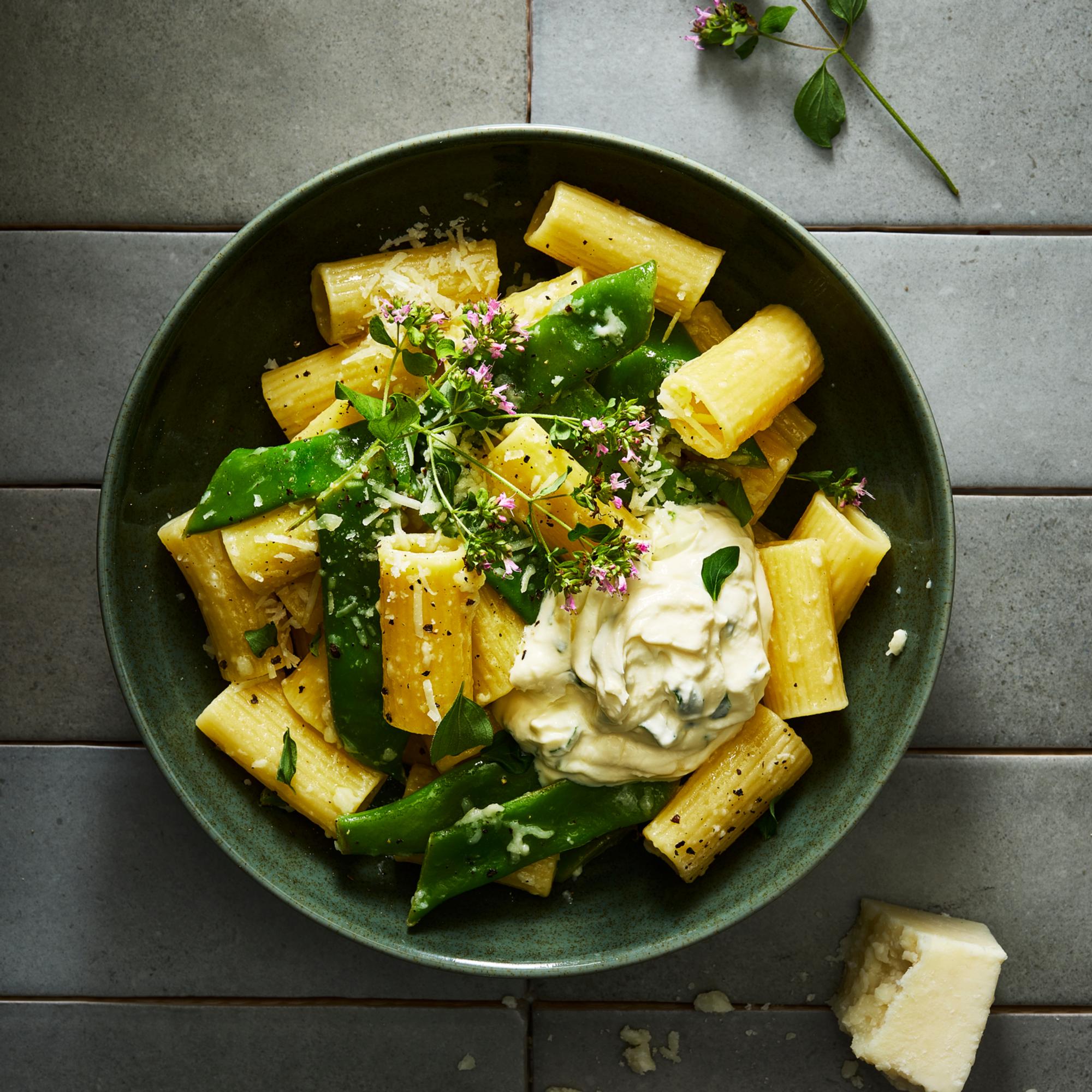 Pavut ihastuttavat pasta primaveran syysversiossa! Sitruunainen ja tuorejuustolla viimeistelty annos tekee onnesta soikeaksi