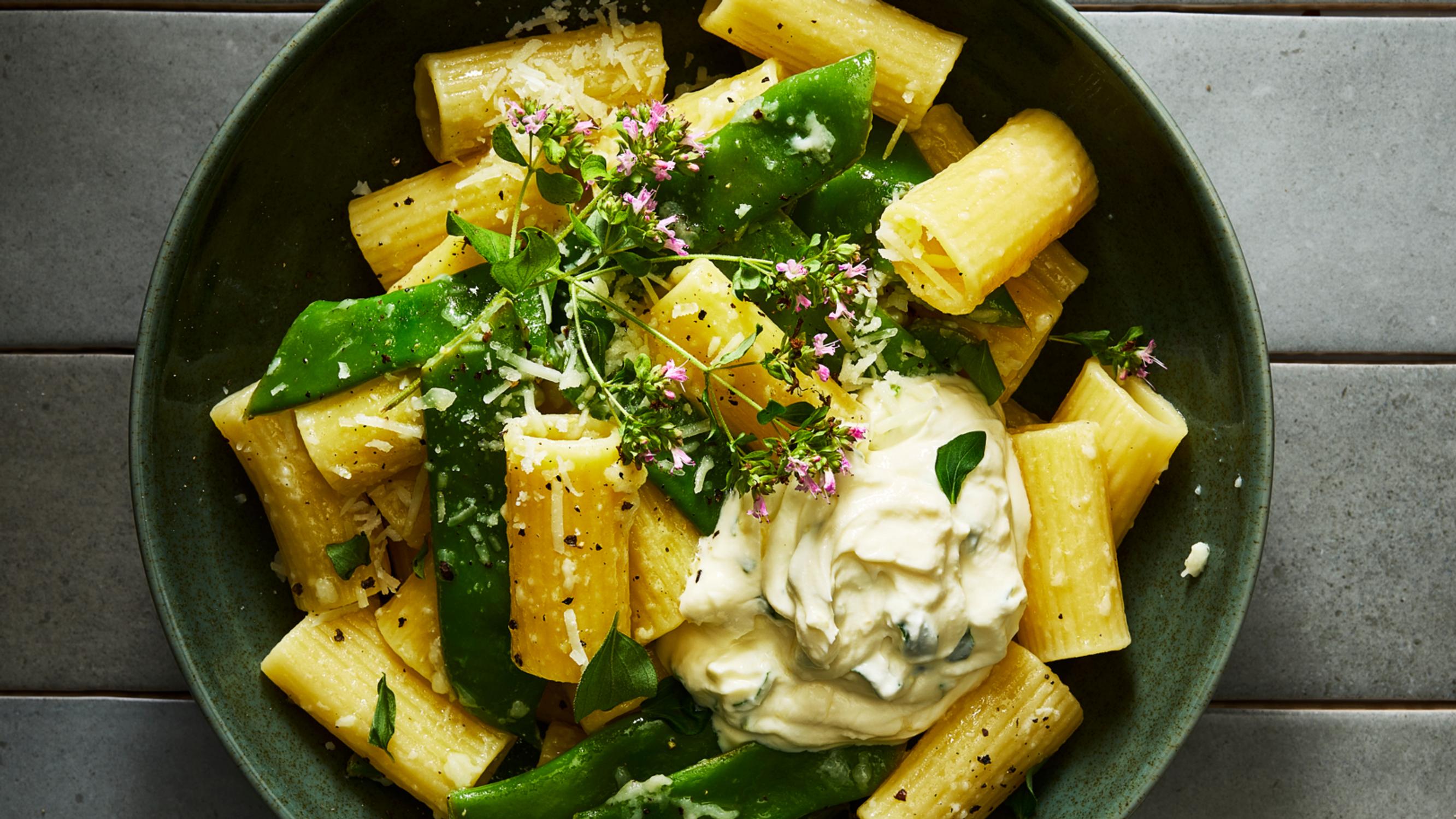 Pavut ihastuttavat pasta primaveran syysversiossa! Sitruunainen ja tuorejuustolla viimeistelty annos tekee onnesta soikeaksi