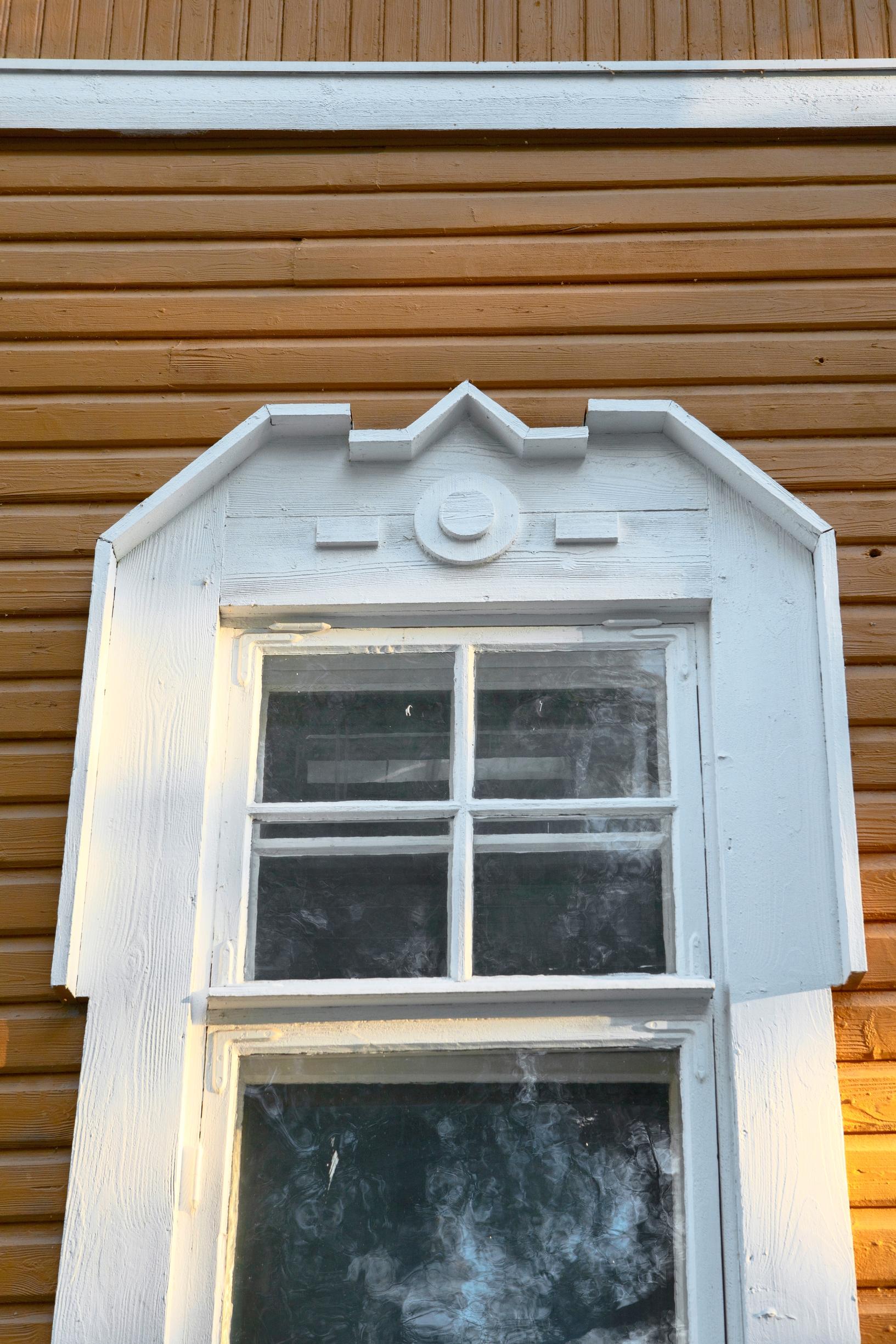Koristeet ovat ikkunan peitelautojen yläosassa.