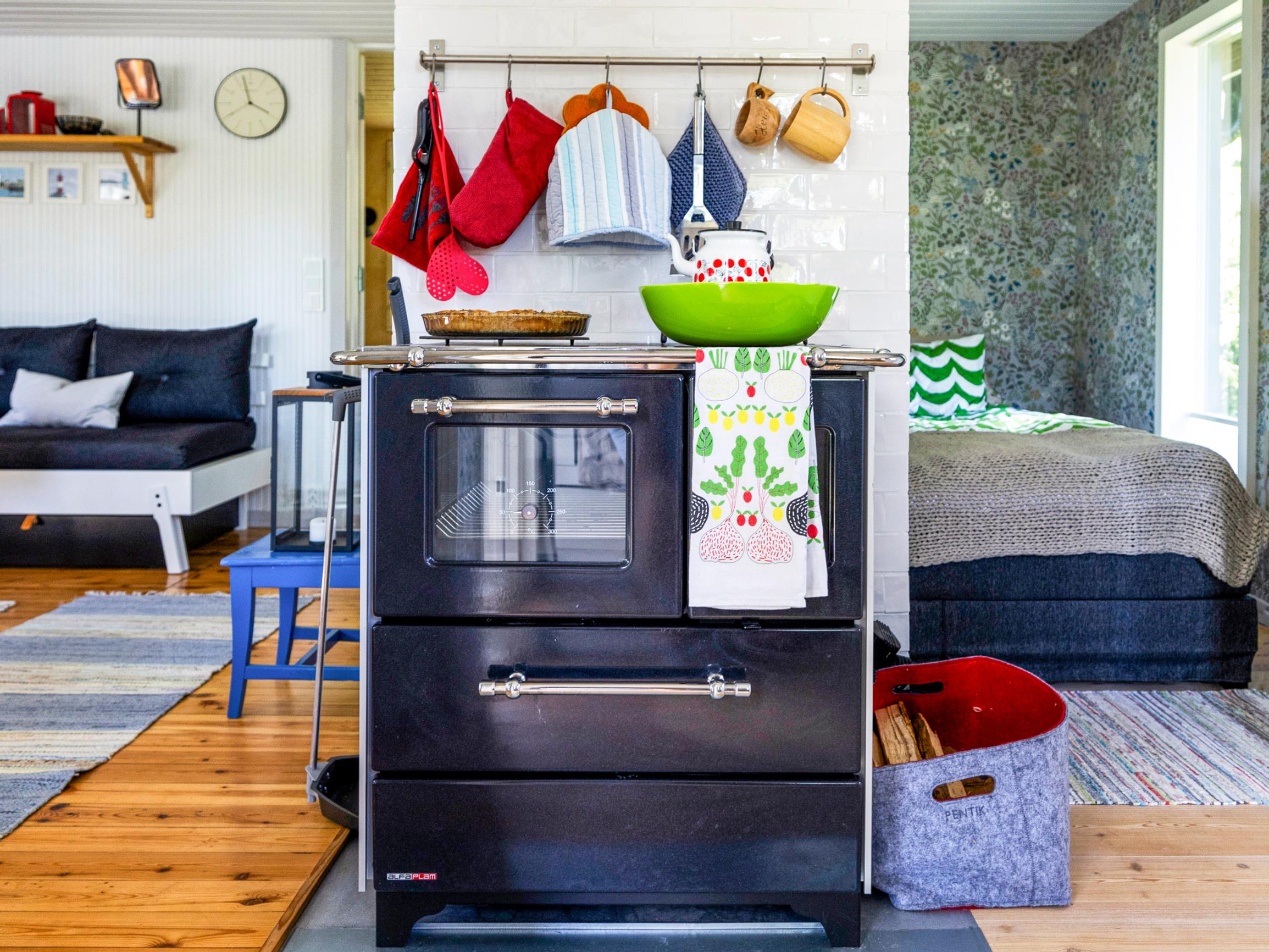 Heidi ja Arto ottivat saunamökin reippaasti uuteen käyttöön: saunasta syntyi makuusoppi ja pukuhuoneesta paikka kokkailulle