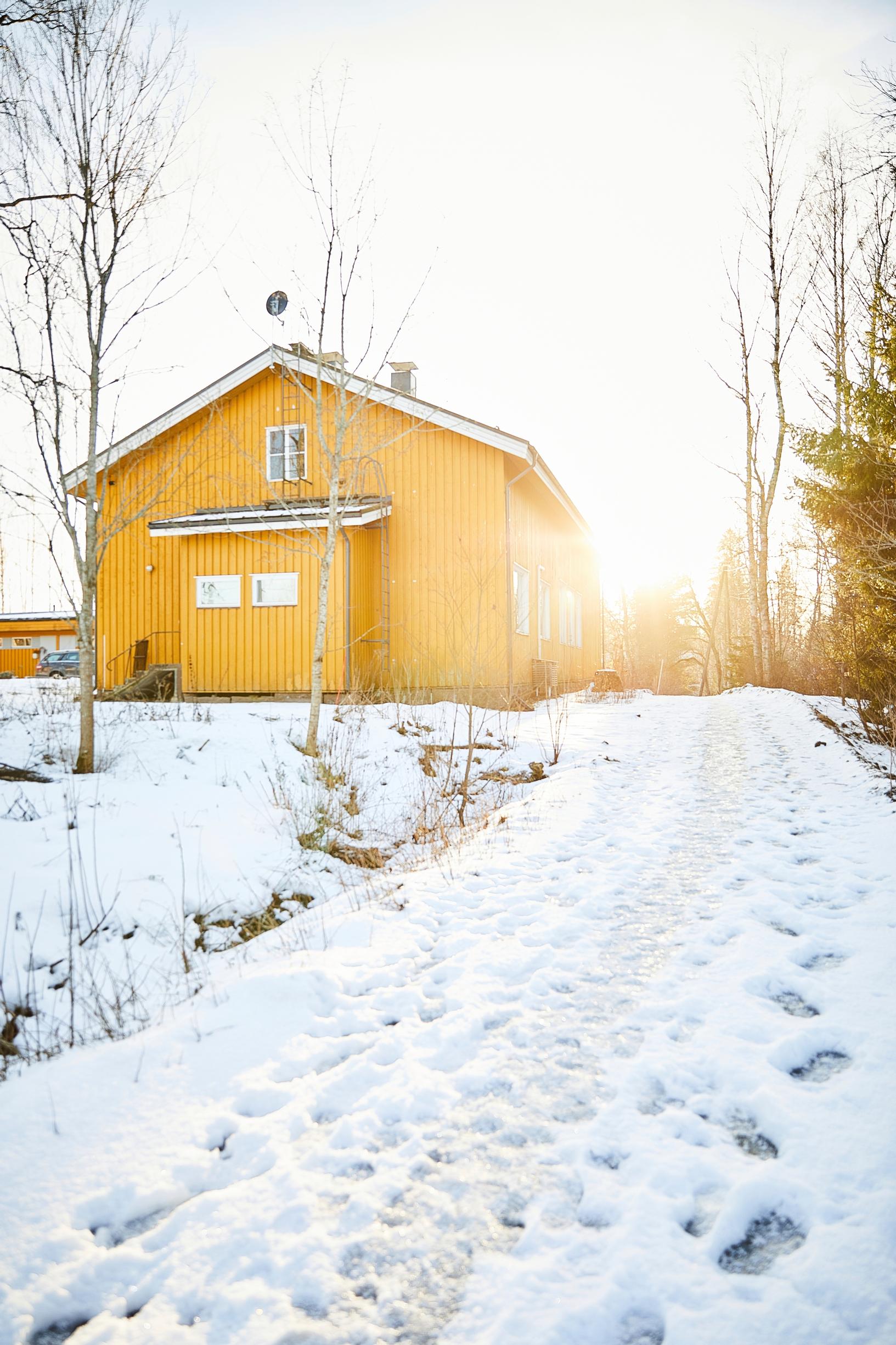 Keltainen koulu auringonlaskussa