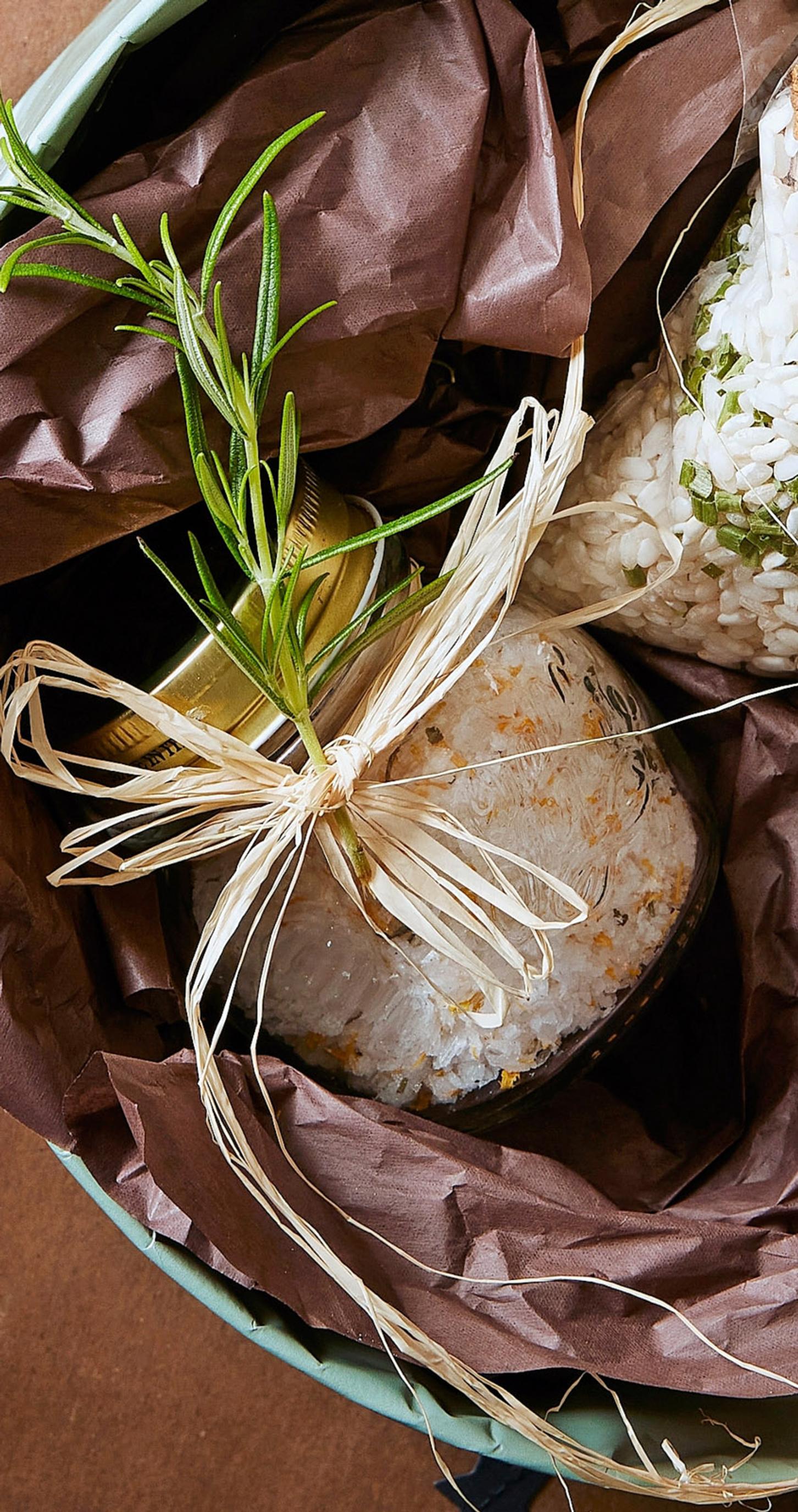 Sitruuna-rosmariinisuola kauniissa, uudelleen käytetyssä lasipurkissa. Kanteen on sidottu rosmariinioksa.