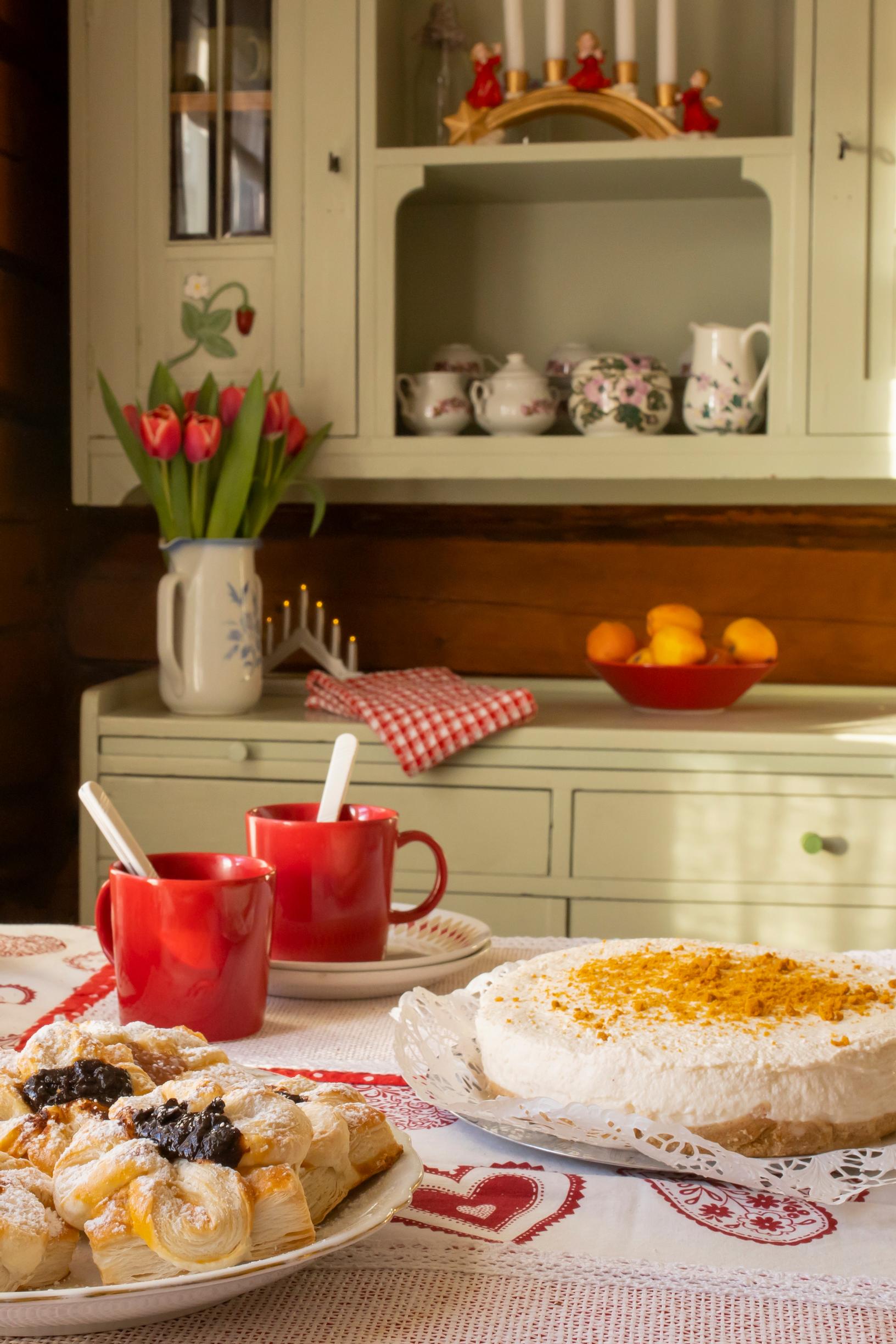 Joululeivonnaisia hirsimökin keittiössä.