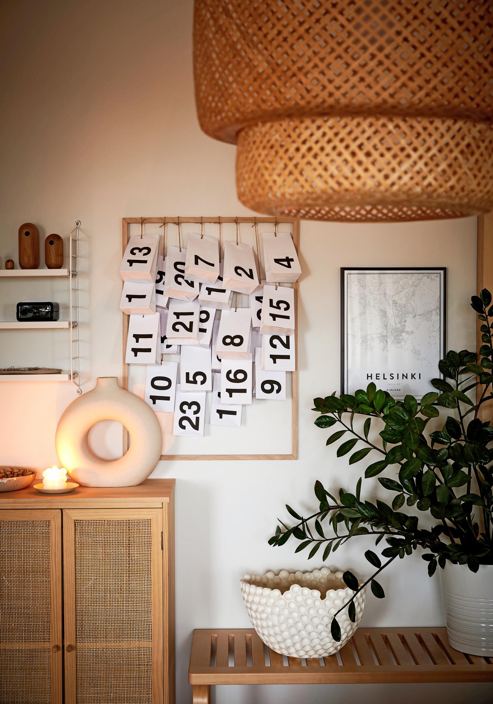 Itse tehty joulukalenteri seinällä