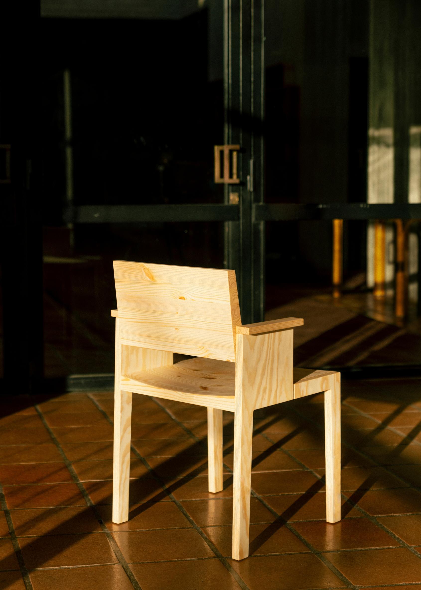 Ronan Bouroullec suunnitteli Vaarniille Maasto-tuolin, jossa männyn syykuviot pääsevät imartelevasti esiin.