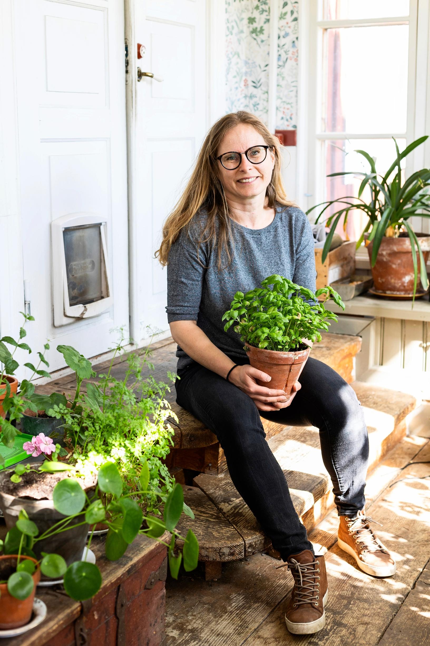 Maria Österåker istuu yrttiruukku sylissään