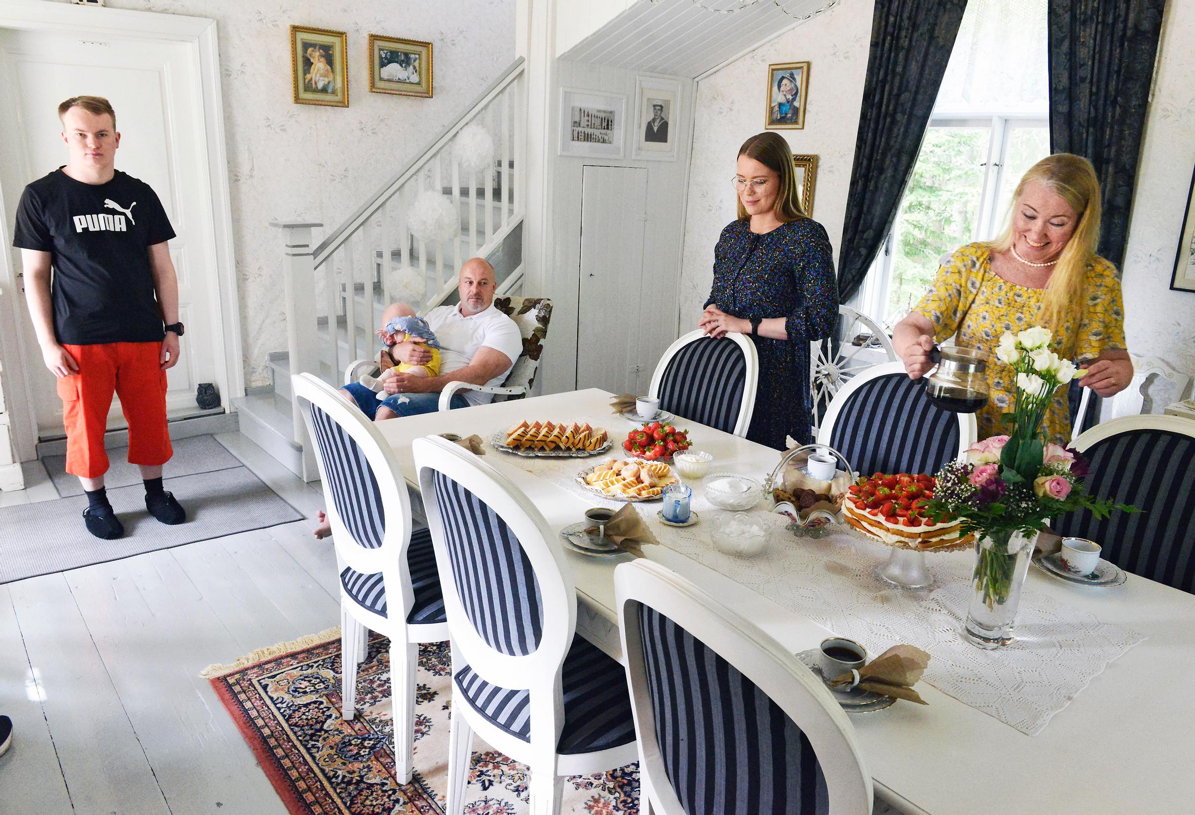 Salin pöytää katetaan porukalla