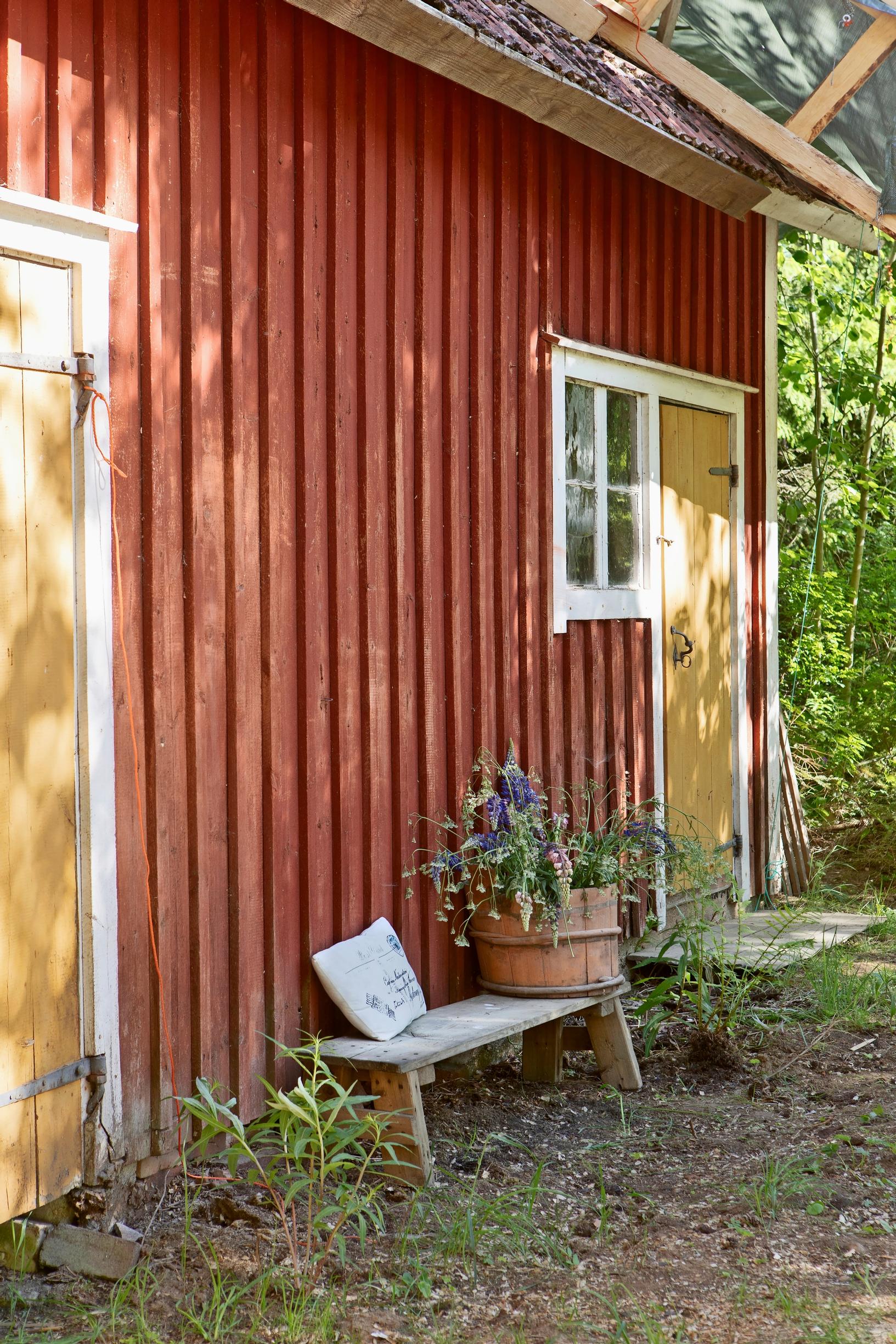 Punaseinäinen ulkorakennus