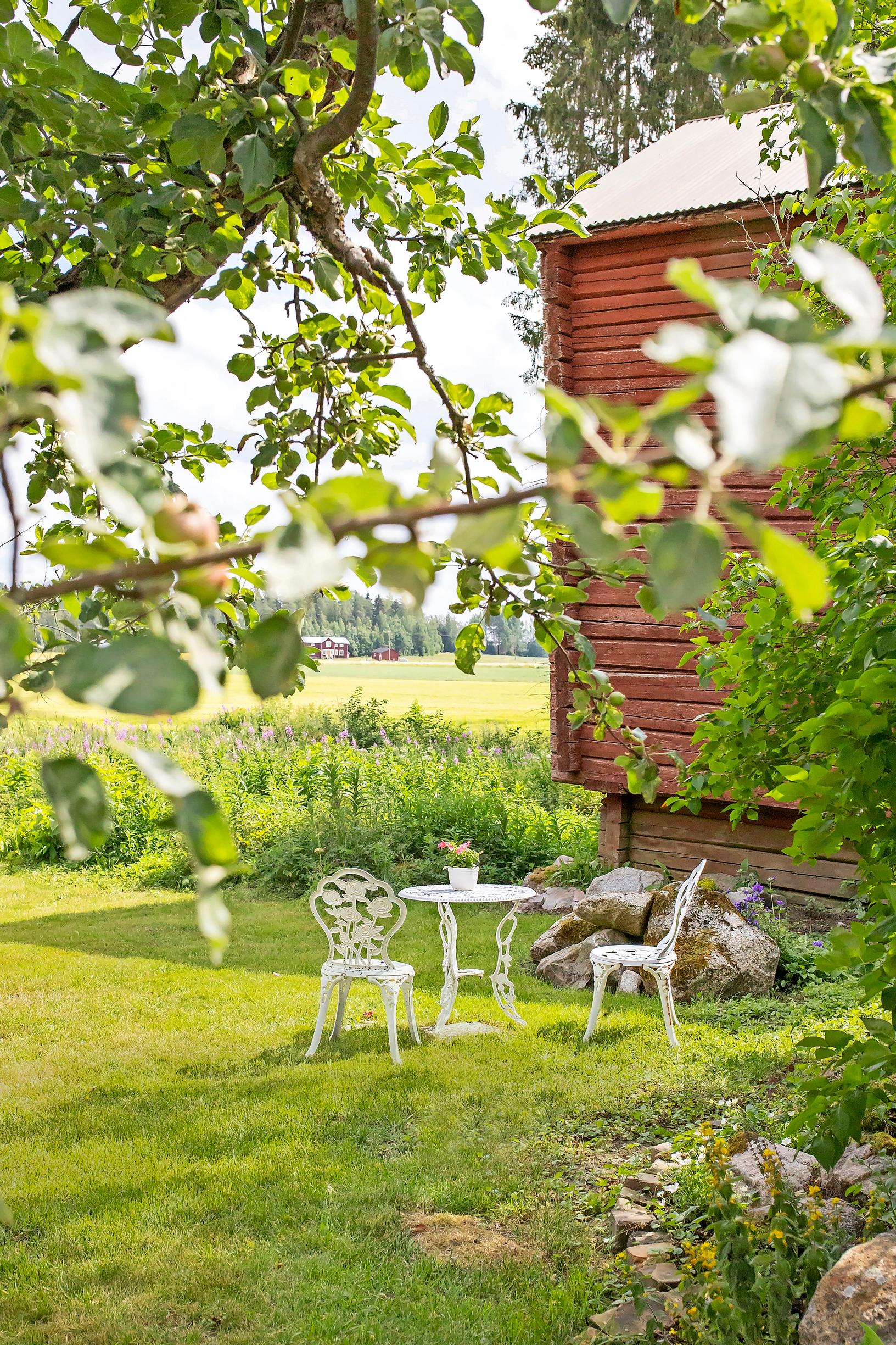 Puutarhan istuinryhmä