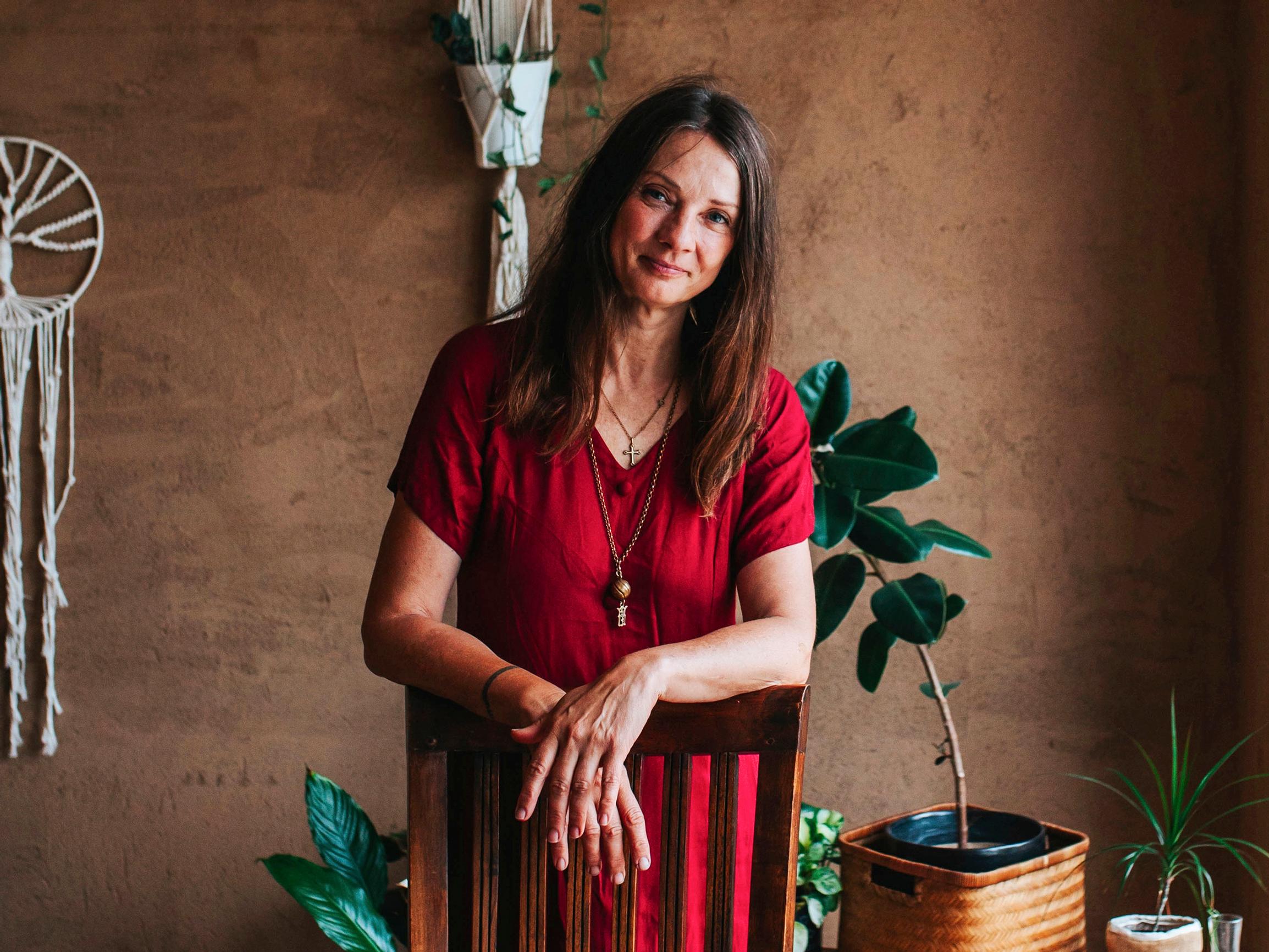 Kirsi Salo elää itse suunnittelemassaan ekotalossa luonnon keskellä – unelma omavaraisesta arjesta osoittautui tavoittelemisen arvoiseksi