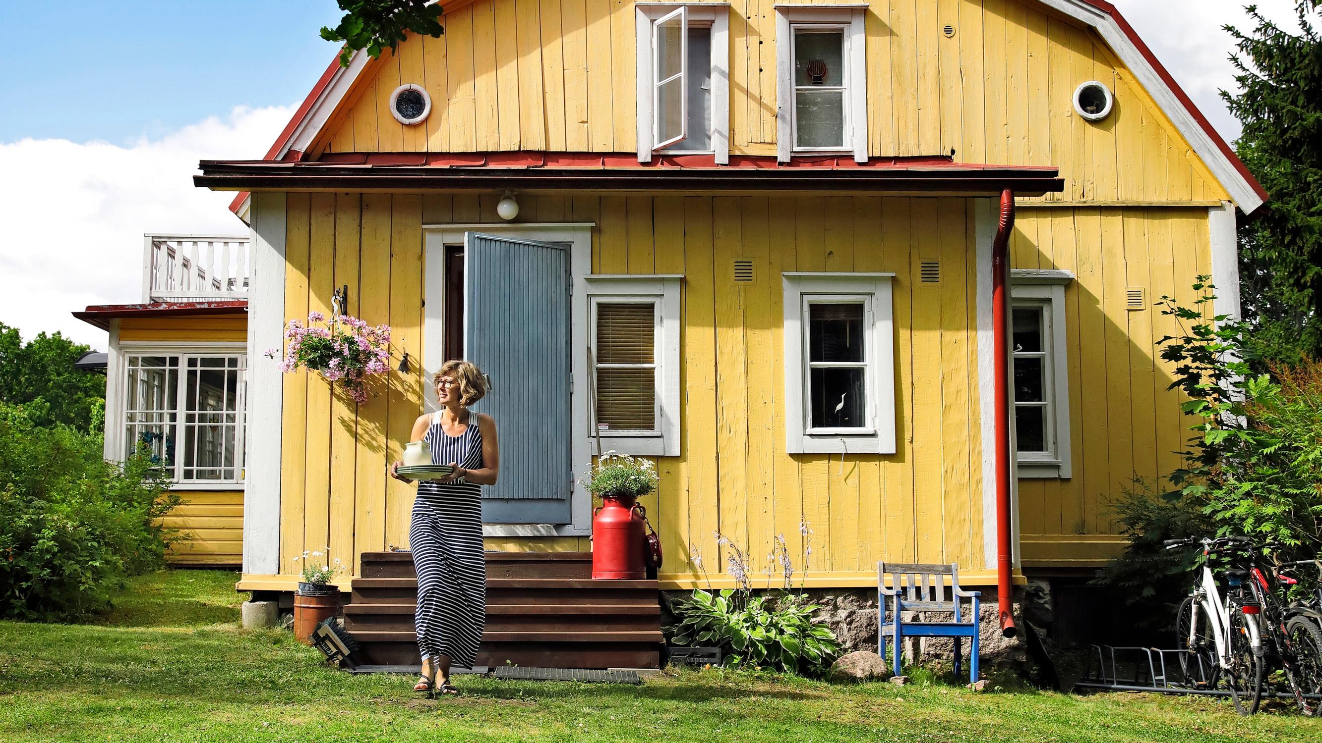 Onnellinen 210-vuotias! Lyyran perheen koti on mansardikattoinen kaunotar – "Näin vanhassa talossa on pakko olla hiukan suurpiirteinen"