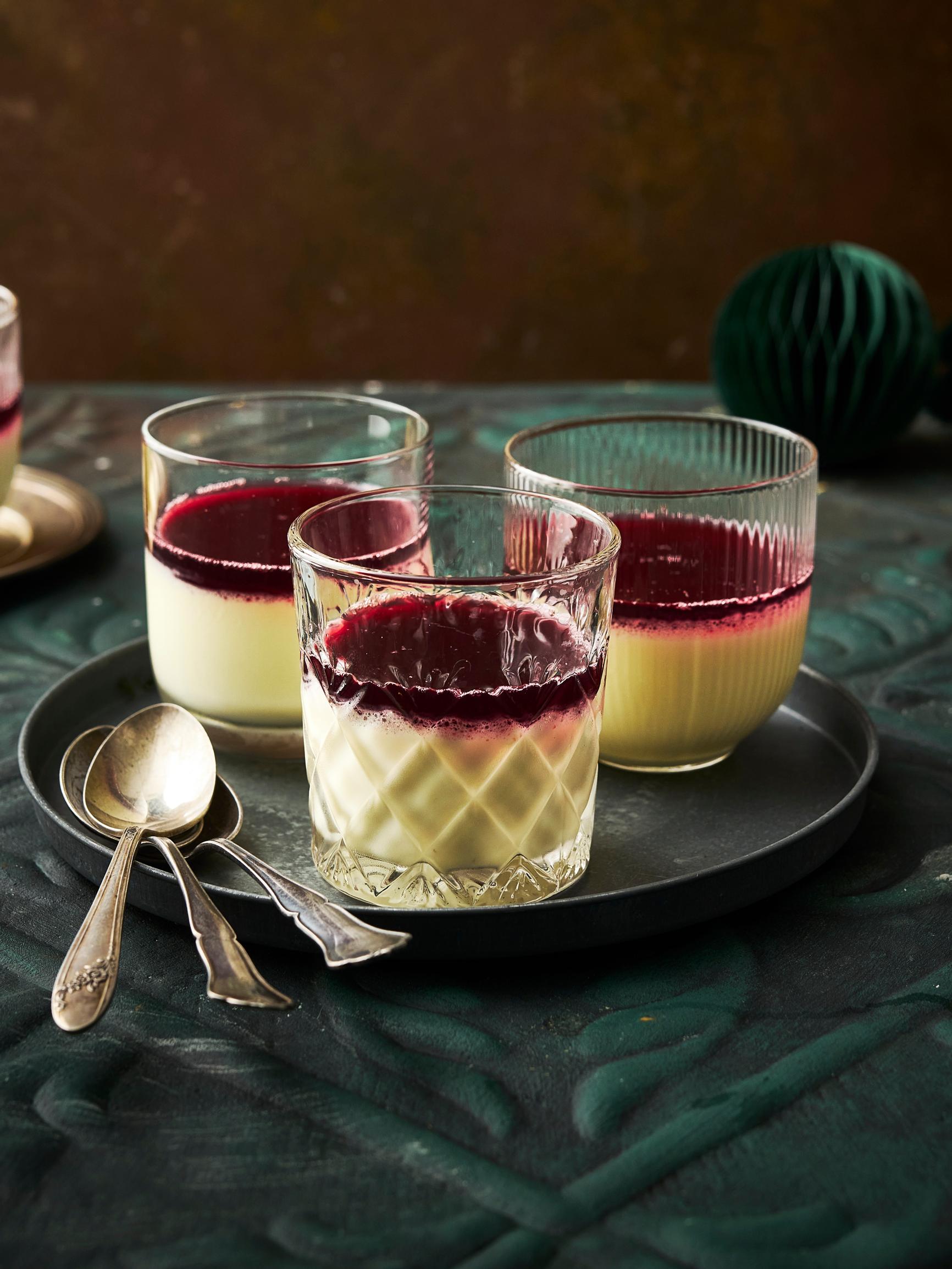 Glögipannacotta on joulun ajan elegantti ja pehmeän kermainen jälkiruoka – päällä kaunis glögikiille!