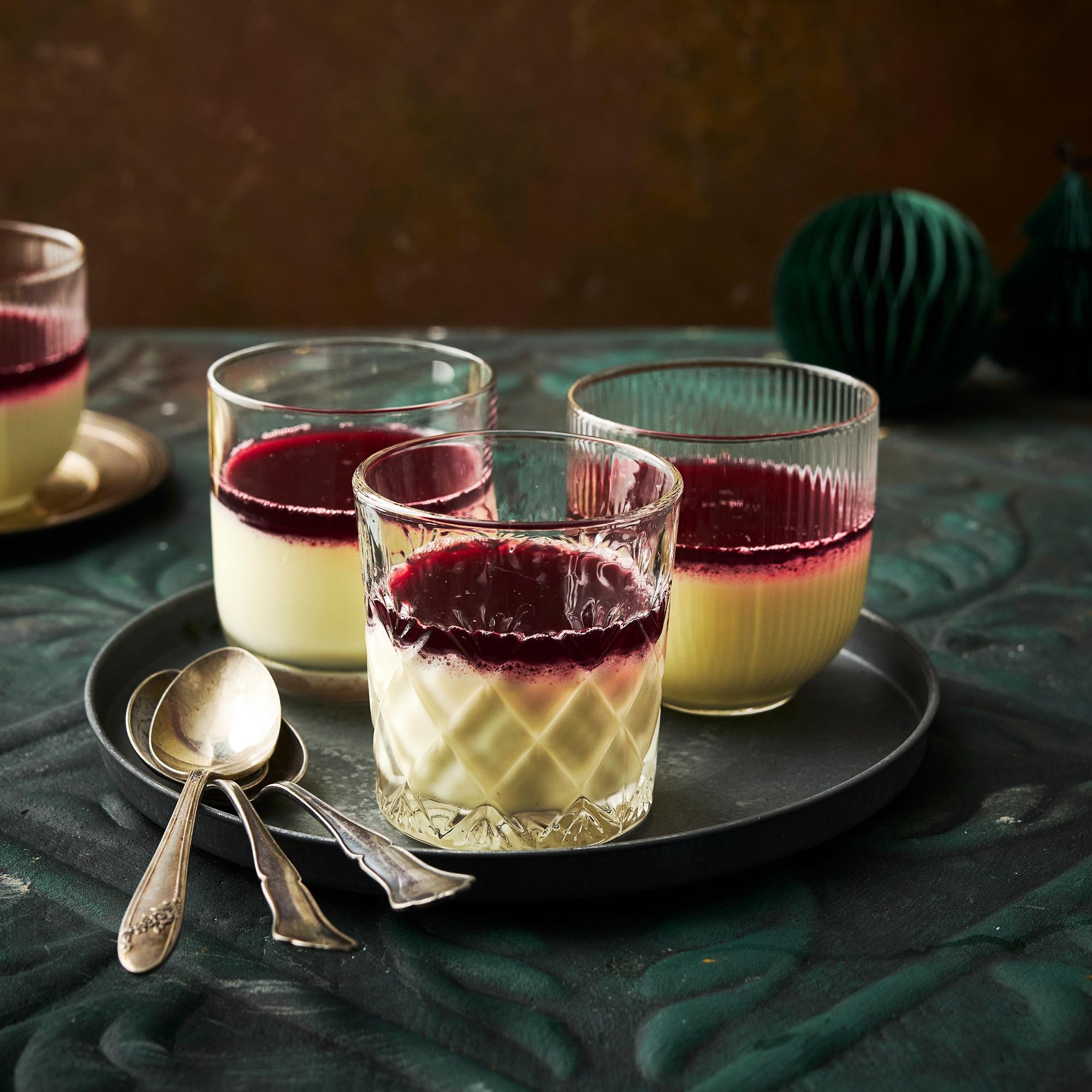 Glögipannacotta on joulun ajan elegantti ja pehmeän kermainen jälkiruoka – päällä kaunis glögikiille!