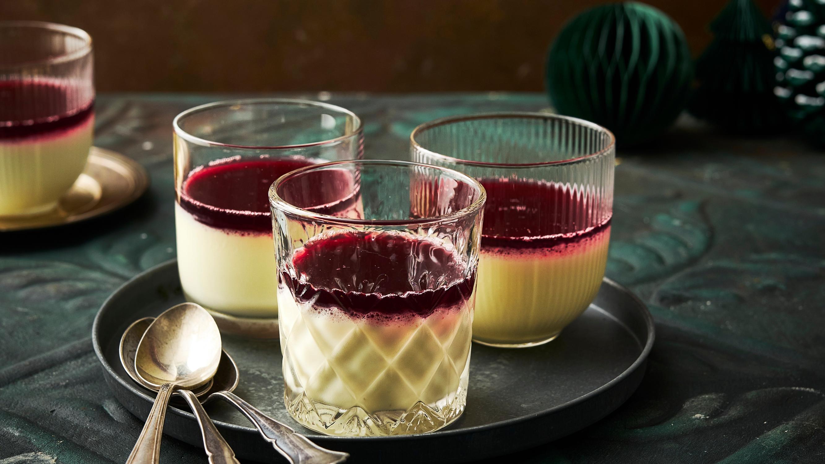 Glögipannacotta on joulun ajan elegantti ja pehmeän kermainen jälkiruoka – päällä kaunis glögikiille!