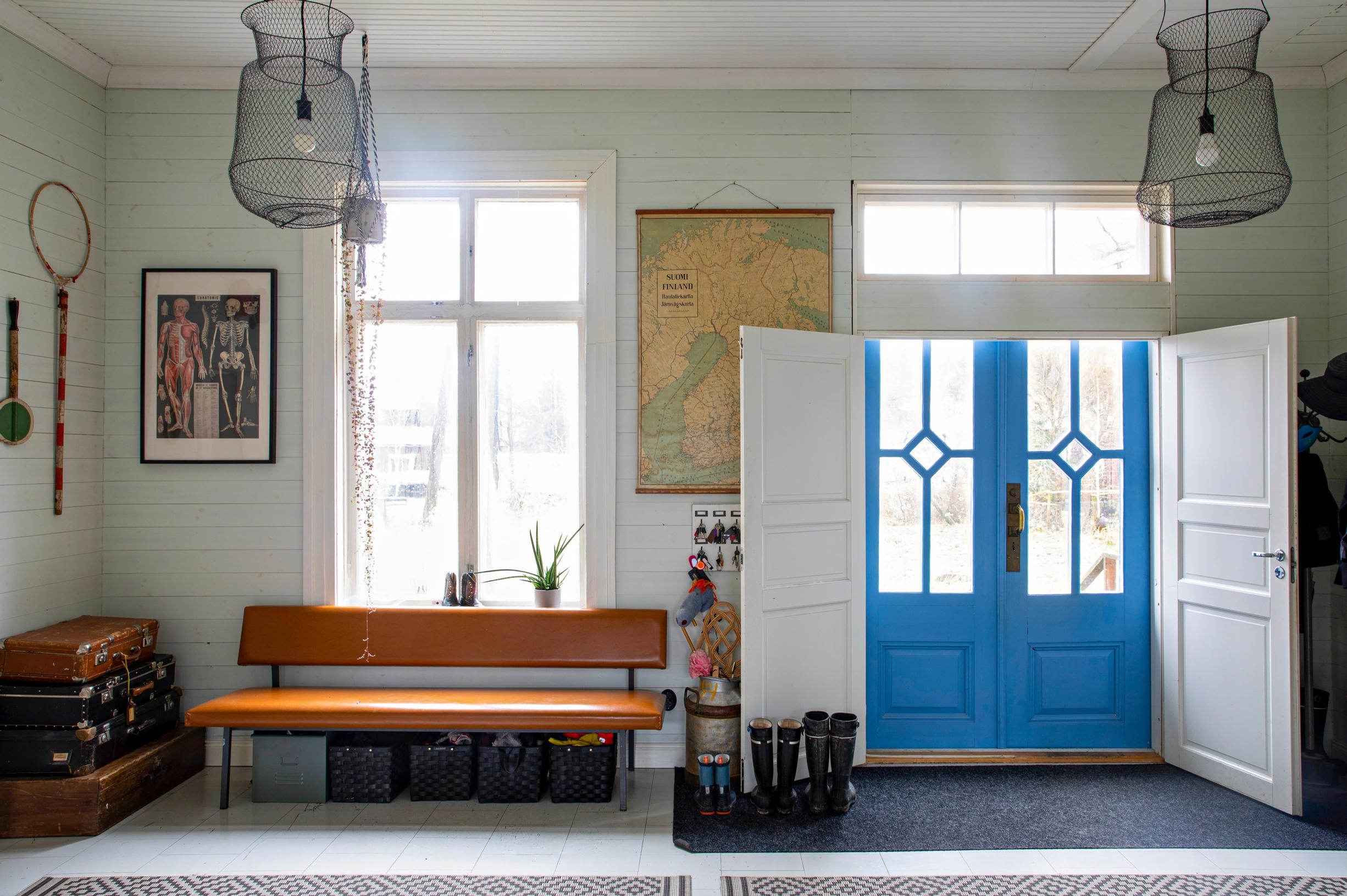 Rauman postin penkki eteisessä