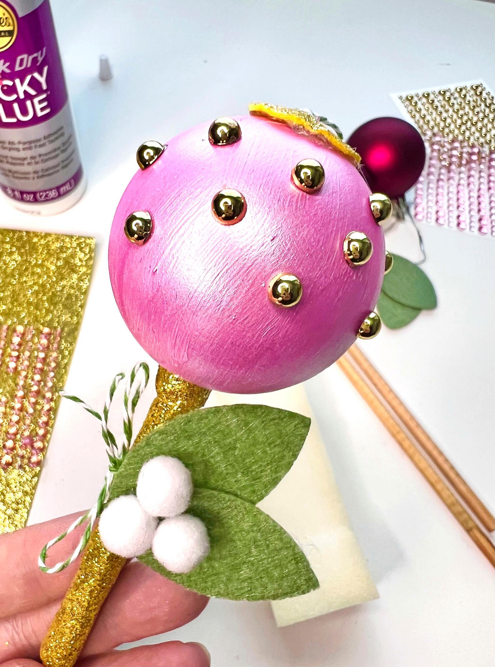 Lähikuva tikkarista ja varren koristelusta.