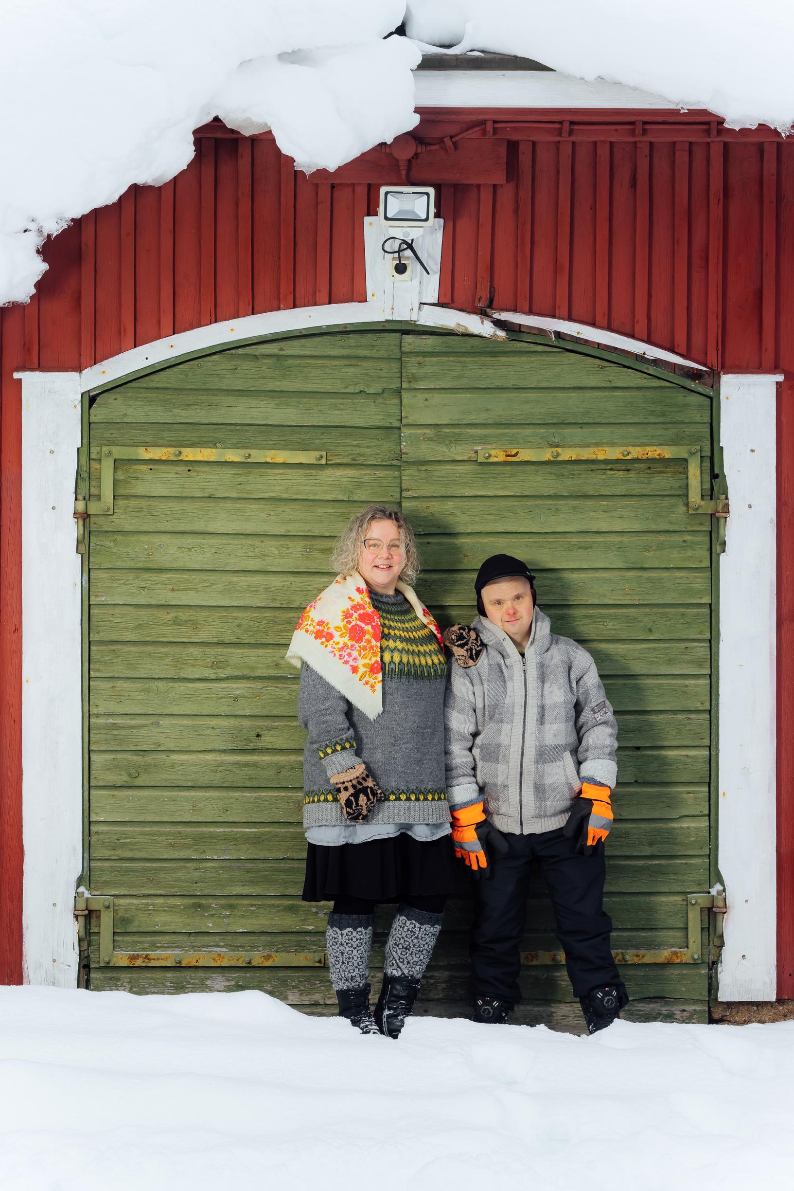 Elisa ja Ville ulkona oven edessä