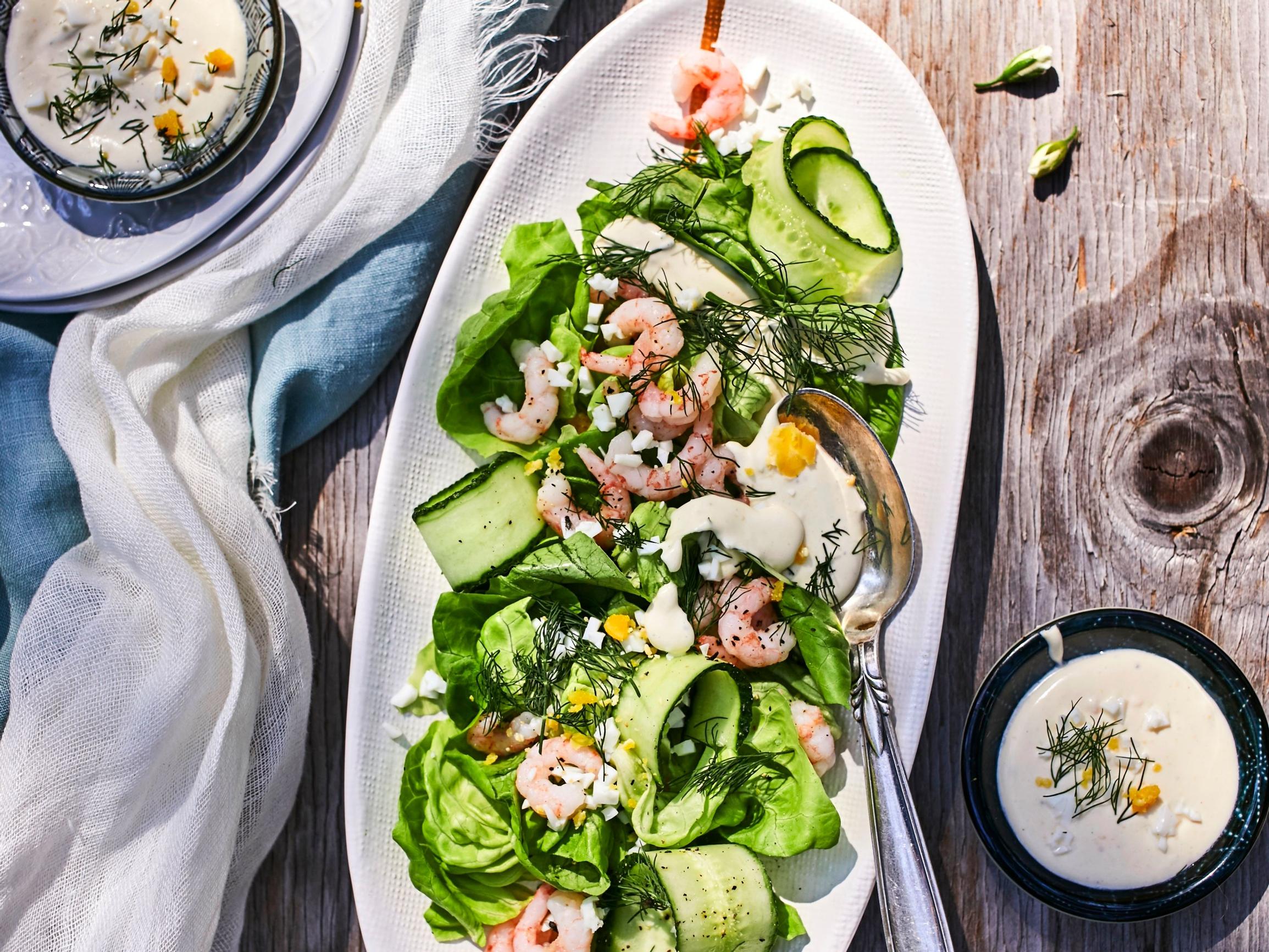 Tuunattu isoäidin salaatti – modernin version jujuna ovat katkarapusattumat ja höylätyt avomaankurkut