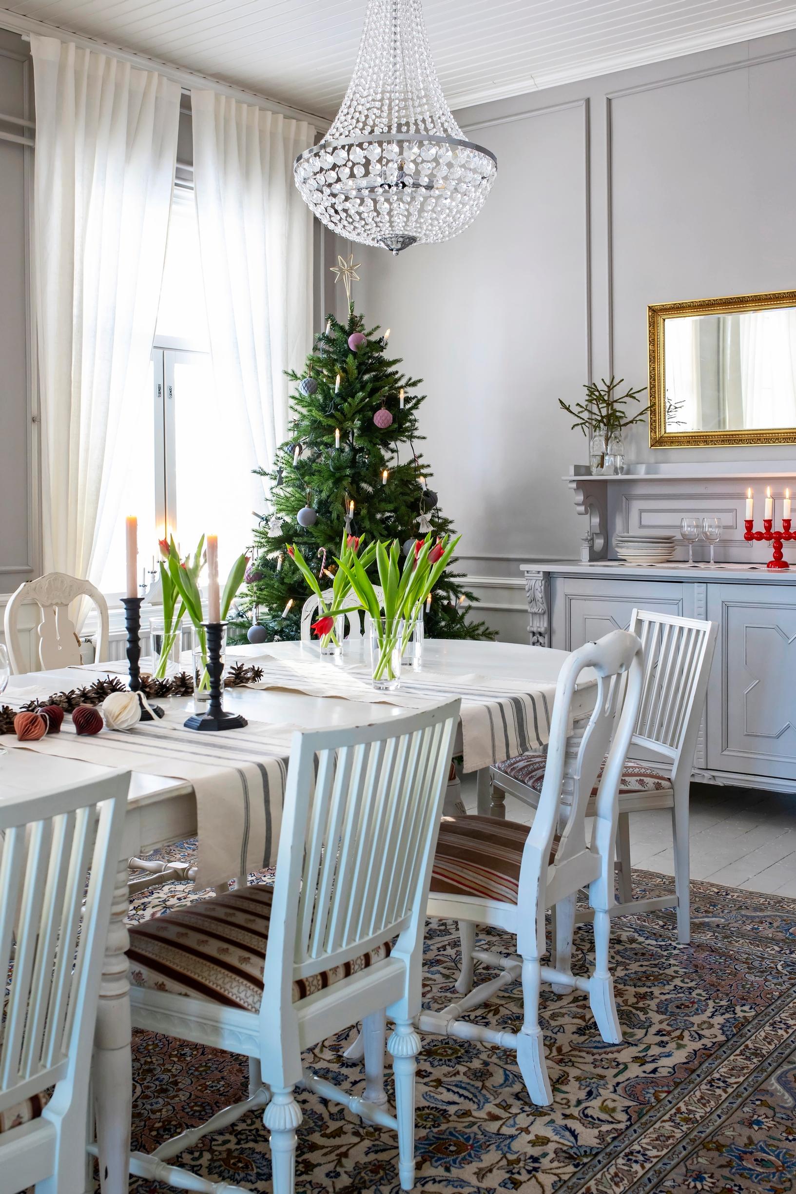 Vanhan pappilan jouluasuun puettu sali