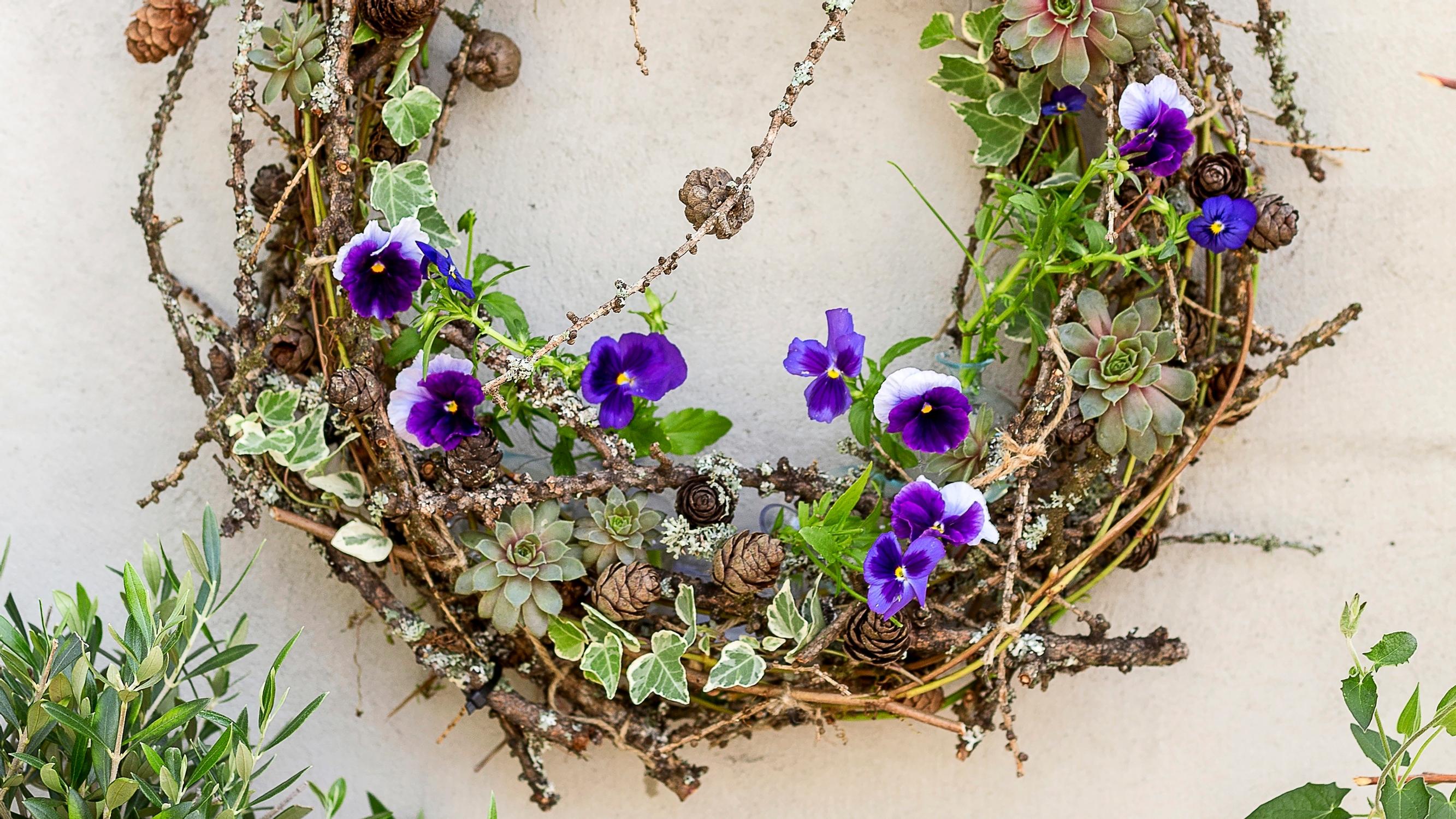 Orvokkikranssi toivottaa kesän tervetulleeksi – näin punot kukkivan koristeen floristimestarin ohjeilla