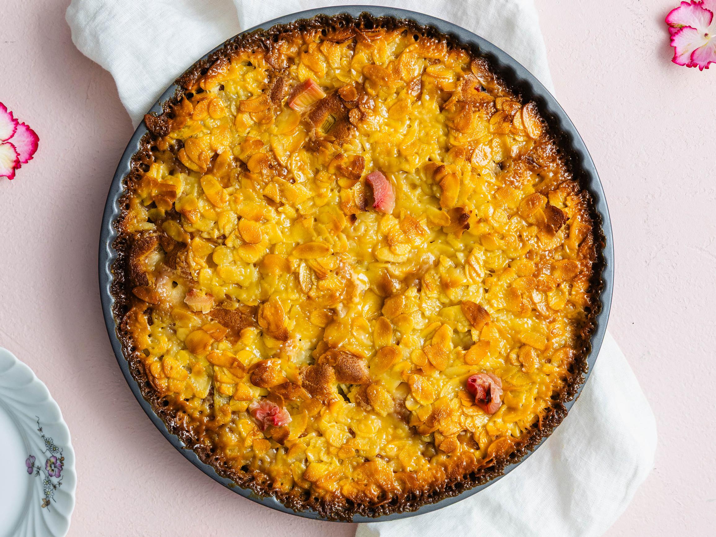 Raparperi-toscapiirakka yhdistää kirpeän raparperitäytteen ja makean mantelikuorrutteen – tähän ihastut!