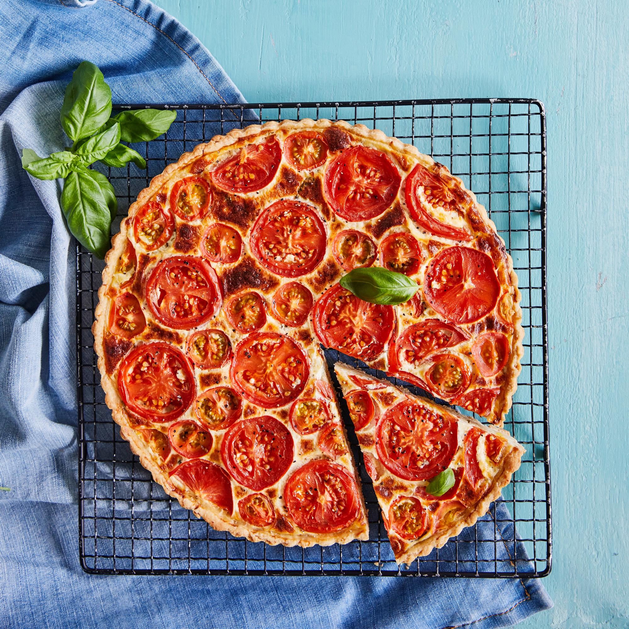 Suosikkipizzan muodonmuutos! Ihanan simppeli margherita-piiras saa mehevyytensä tomaattisiivuista ja ranskankermasta