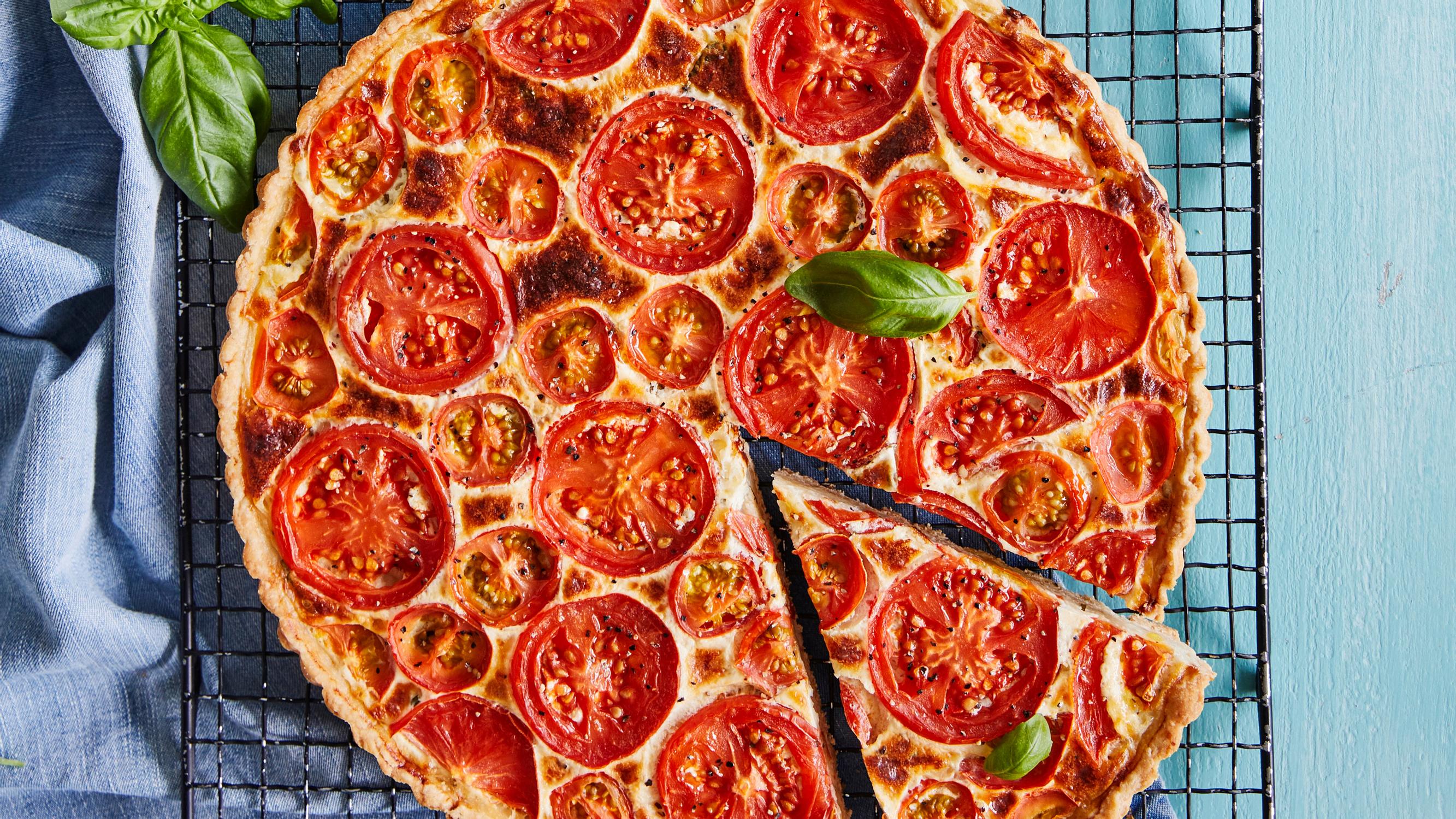 Suosikkipizzan muodonmuutos! Ihanan simppeli margherita-piiras saa mehevyytensä tomaattisiivuista ja ranskankermasta