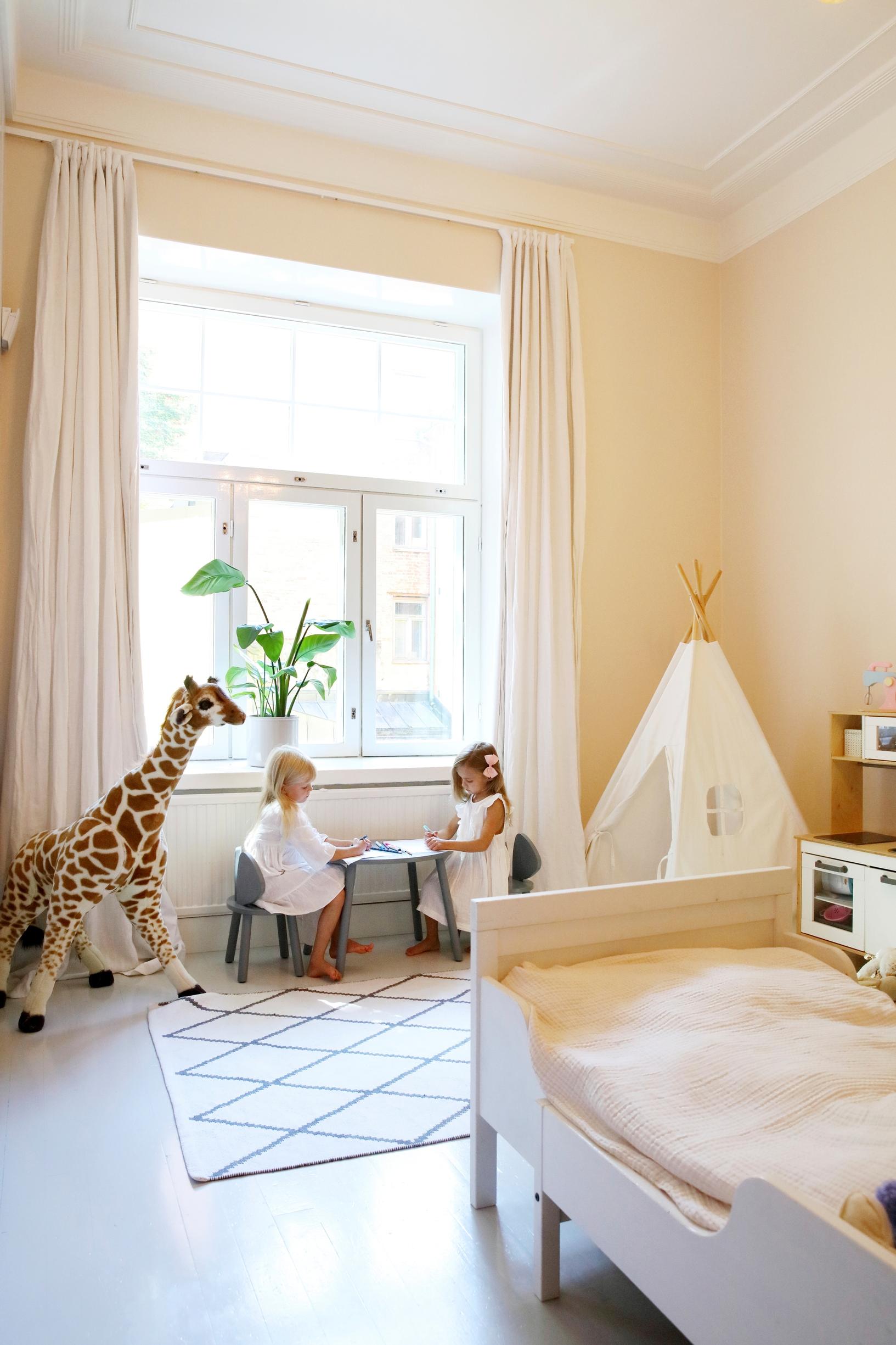 Kaksosten ikkunallinen puolisko lastenhuoneesta.