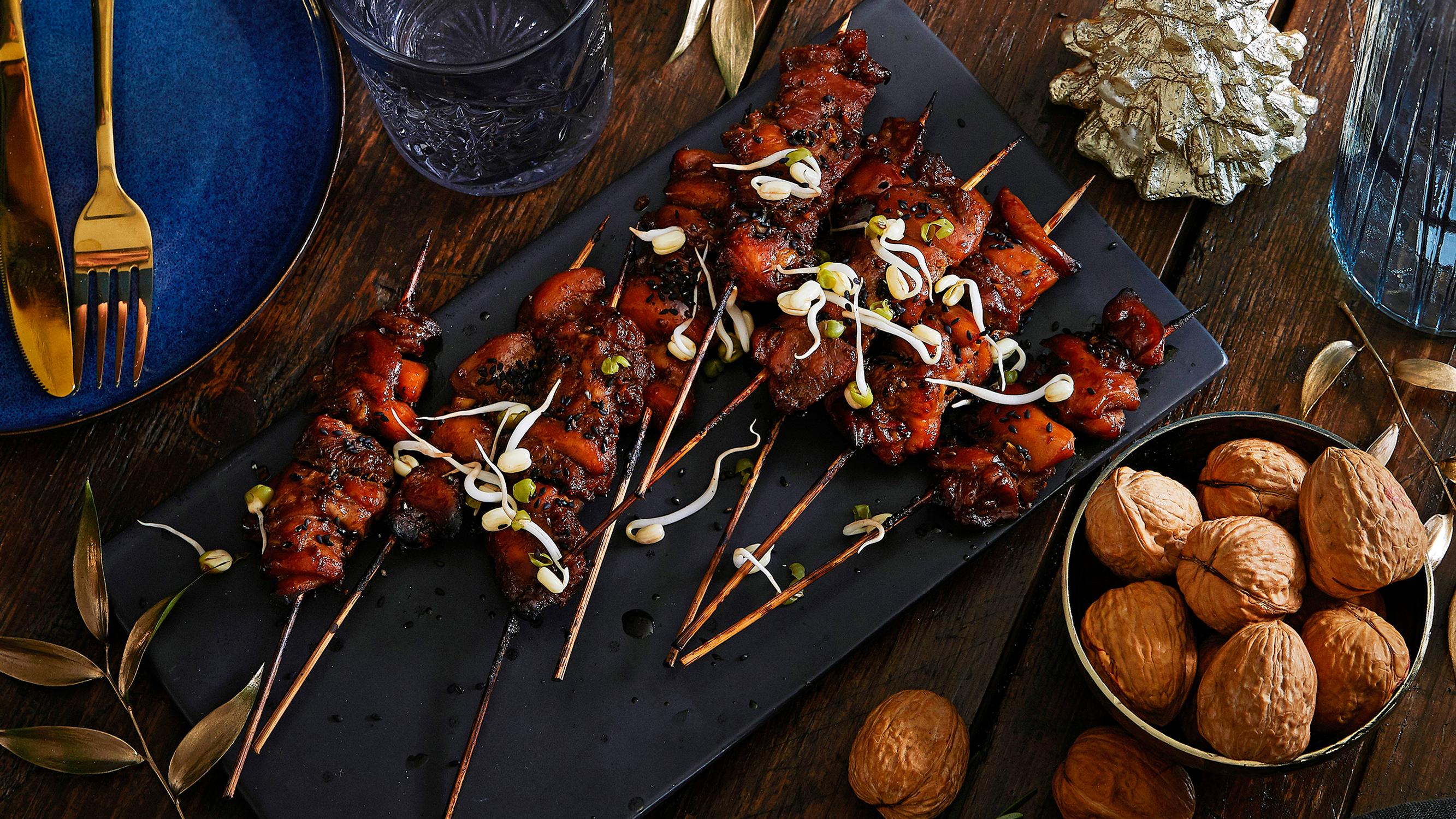 Yakitori-vartaat ovat japanilaista katuruokaa parhaimmillaan – kanavartaat tarjoillaan makean mausteisen tare-kastikkeen kanssa