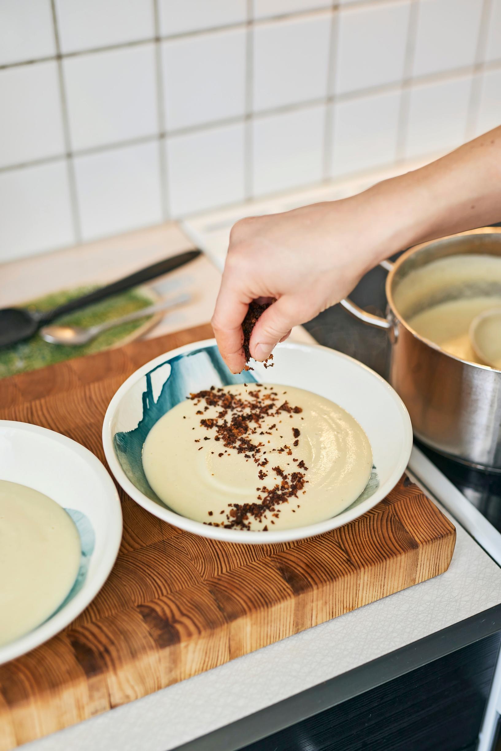 Keittolautanen työtasolla.