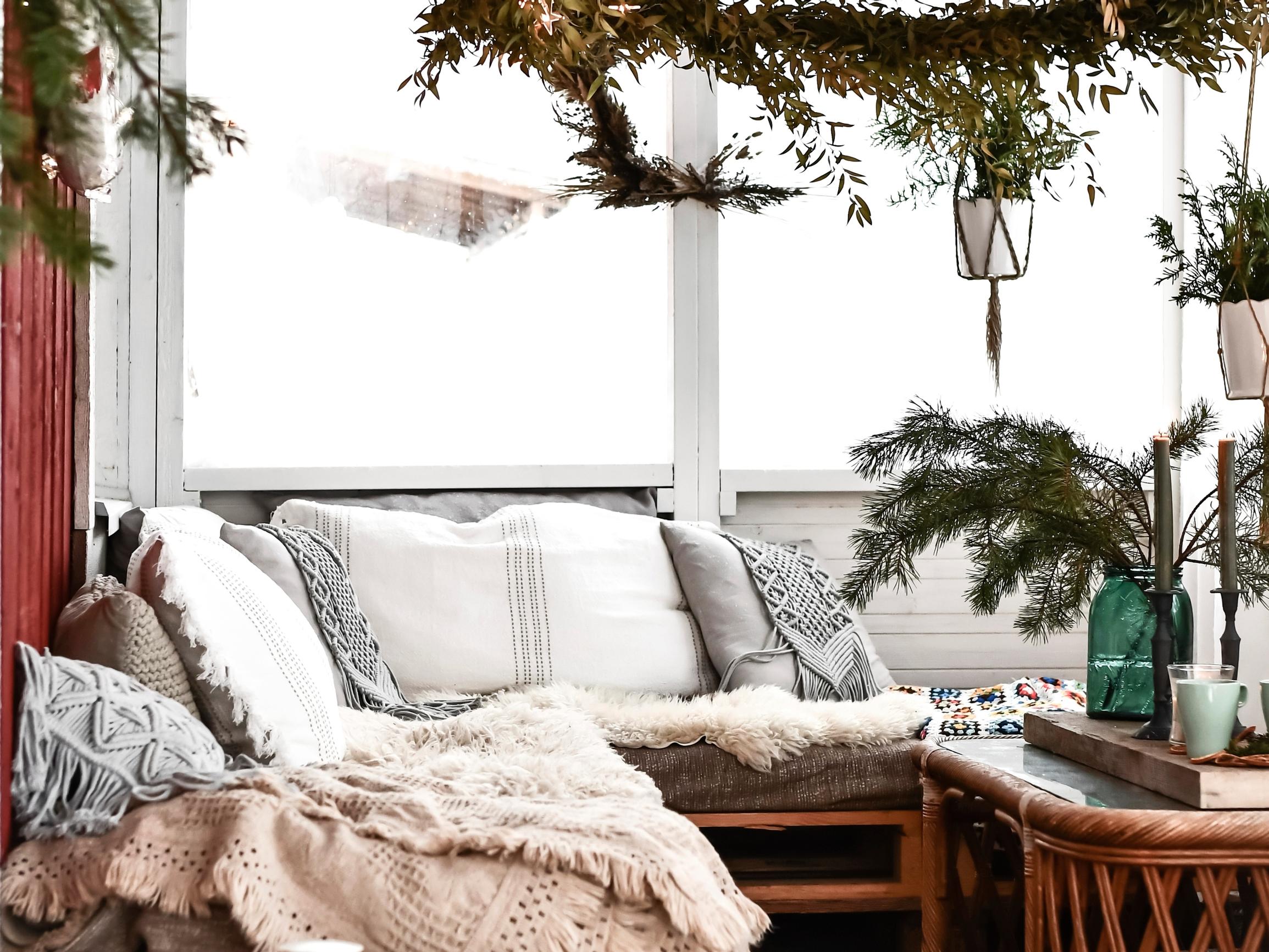 Kiiltokuvia 80-luvulta ja muistoja tropiikista – Aino-Kaisan perheen joulu Tiutisen saaressa soljuu leppoisasti nautiskellen