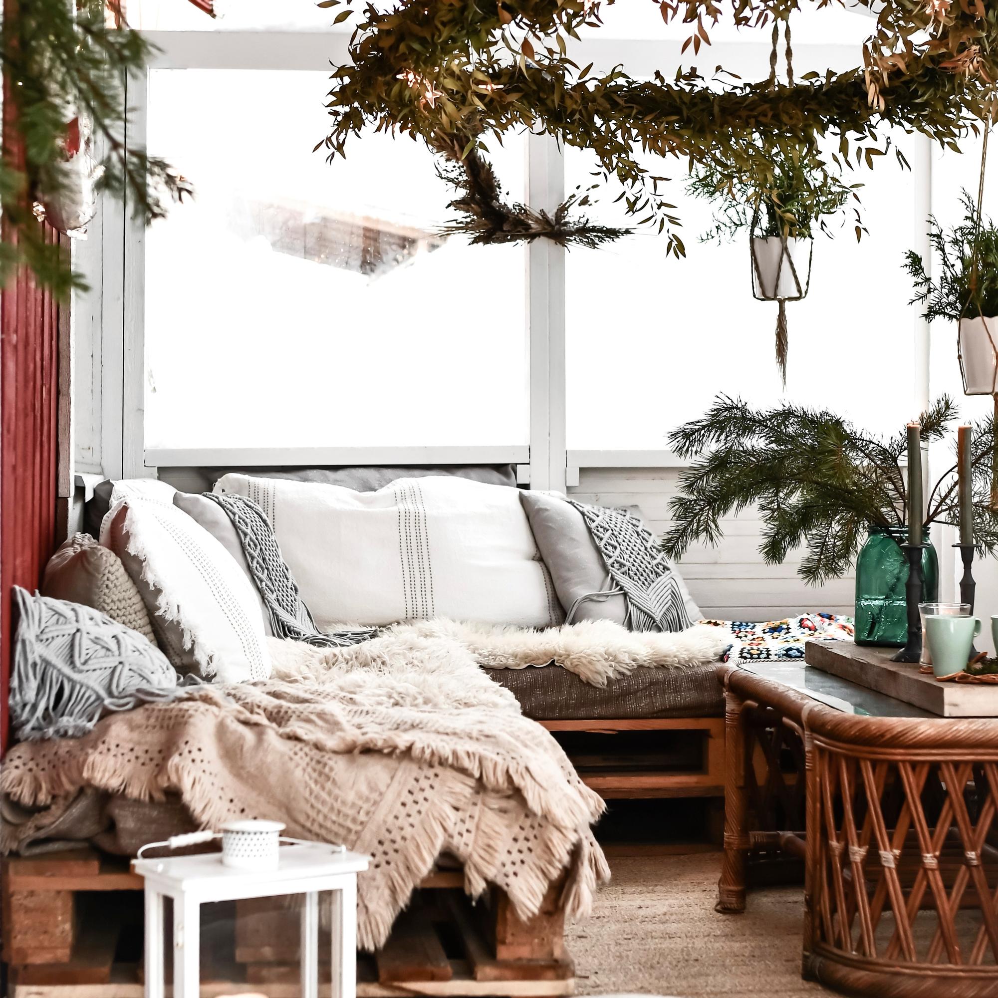 Kiiltokuvia 80-luvulta ja muistoja tropiikista – Aino-Kaisan perheen joulu Tiutisen saaressa soljuu leppoisasti nautiskellen