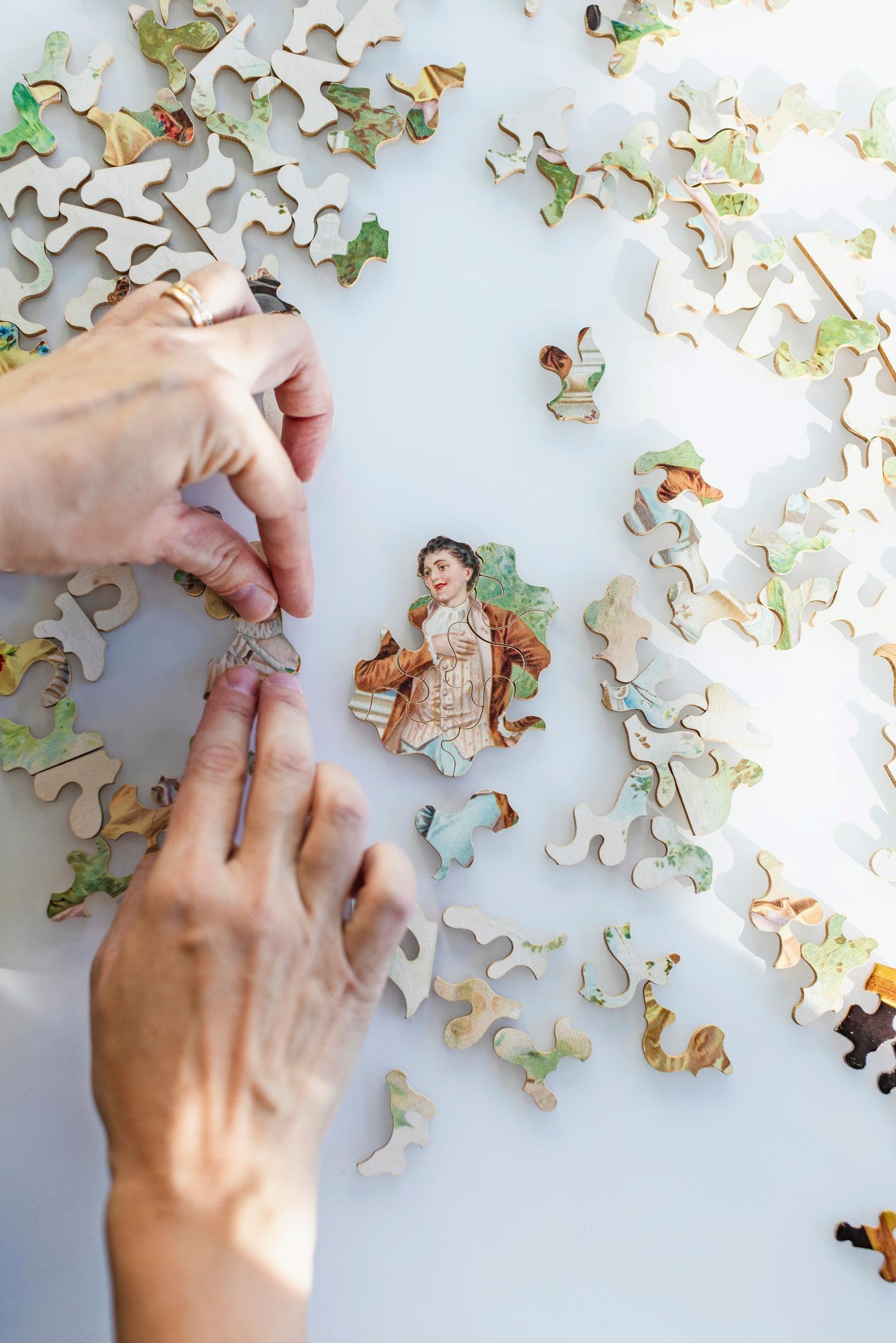 Kuva, jossa kootaan vanhaa taidepalapeliä.