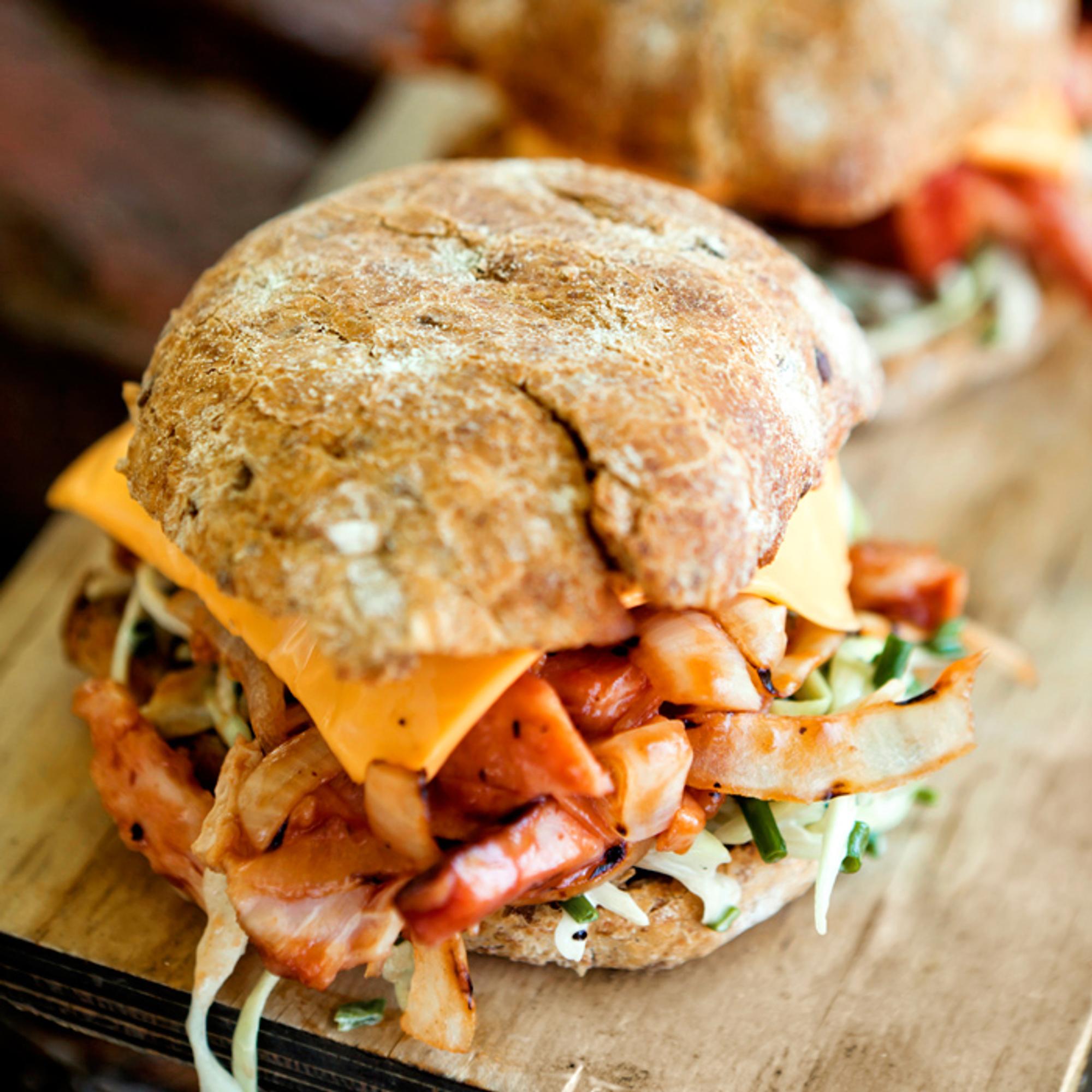 Pulled pork -burgerit savukyljestä