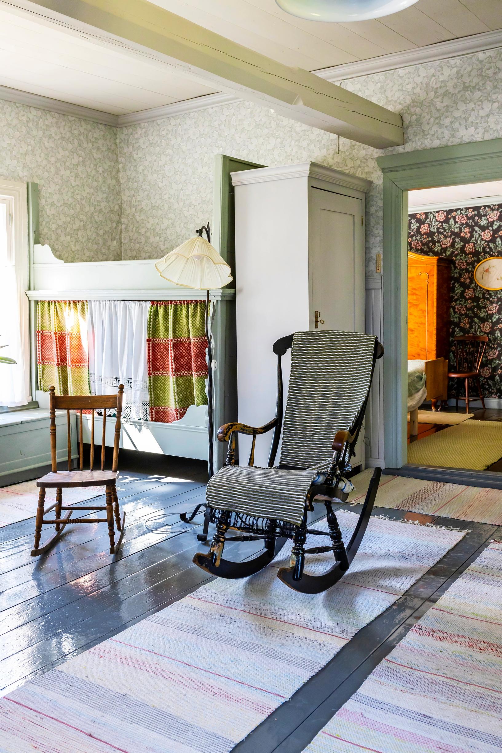 keinutuoli ja vanhanaikainen kerrossänky