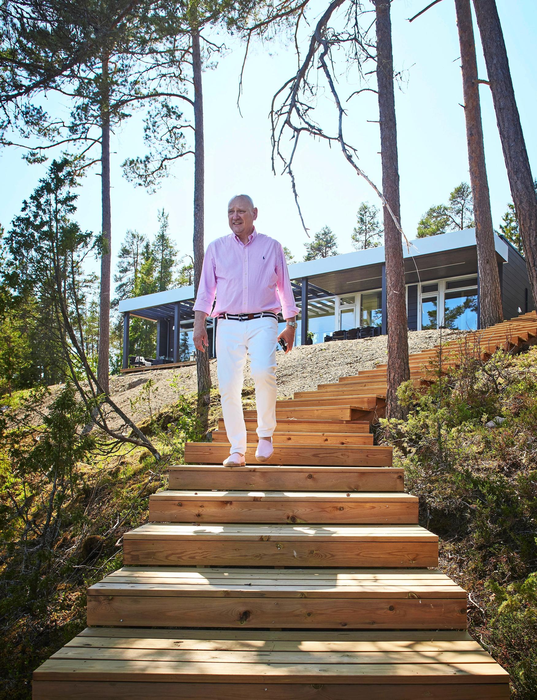 Olavi hirsihuvilansa rantaan vievillä portailla