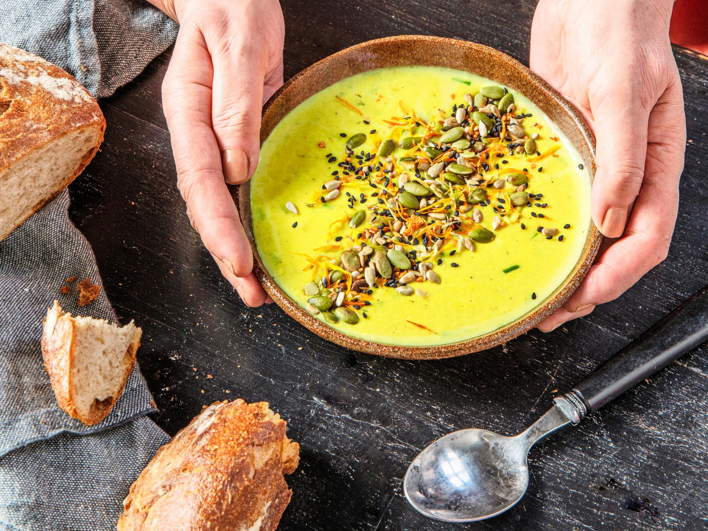 Perunakeitto – täyteläisen juustoinen soppa valmistuu nopeasti perunamuusin jämistä