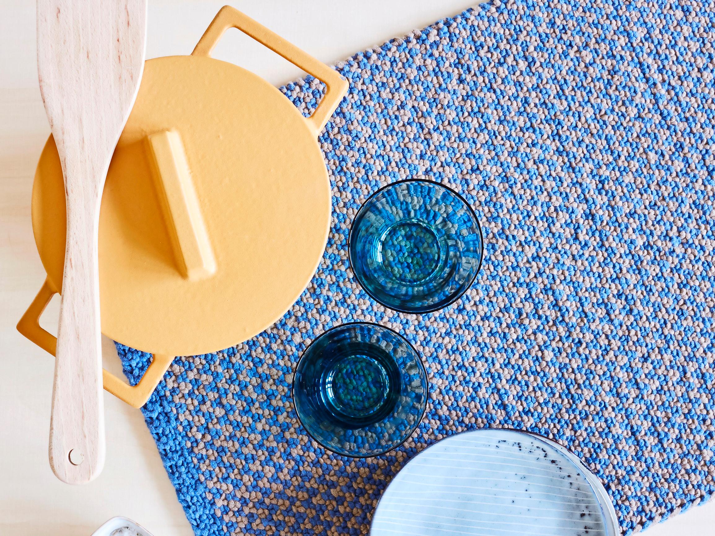 Kaunista keittiön pöydälle! Näin neulot kaksivärisen pöytätabletin ontelokuteesta