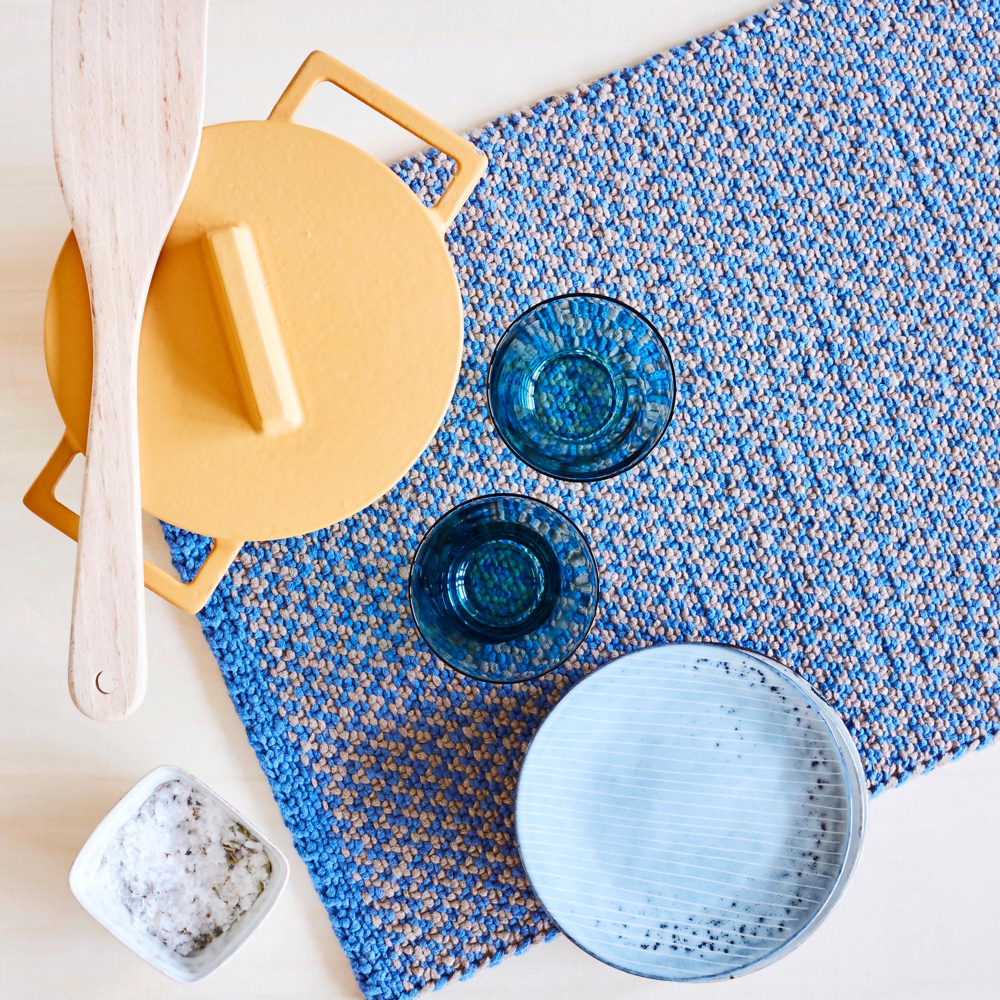 Kaunista keittiön pöydälle! Näin neulot kaksivärisen pöytätabletin ontelokuteesta