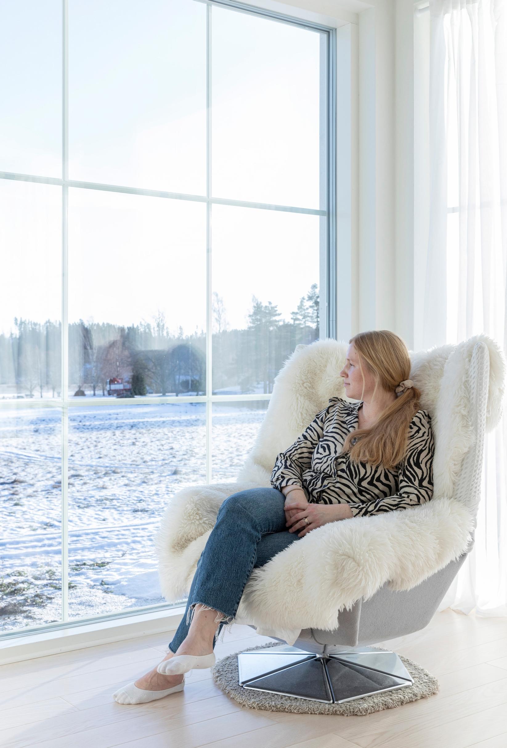 Elizabeth Käräjäoja istuu ikkunan ääressä