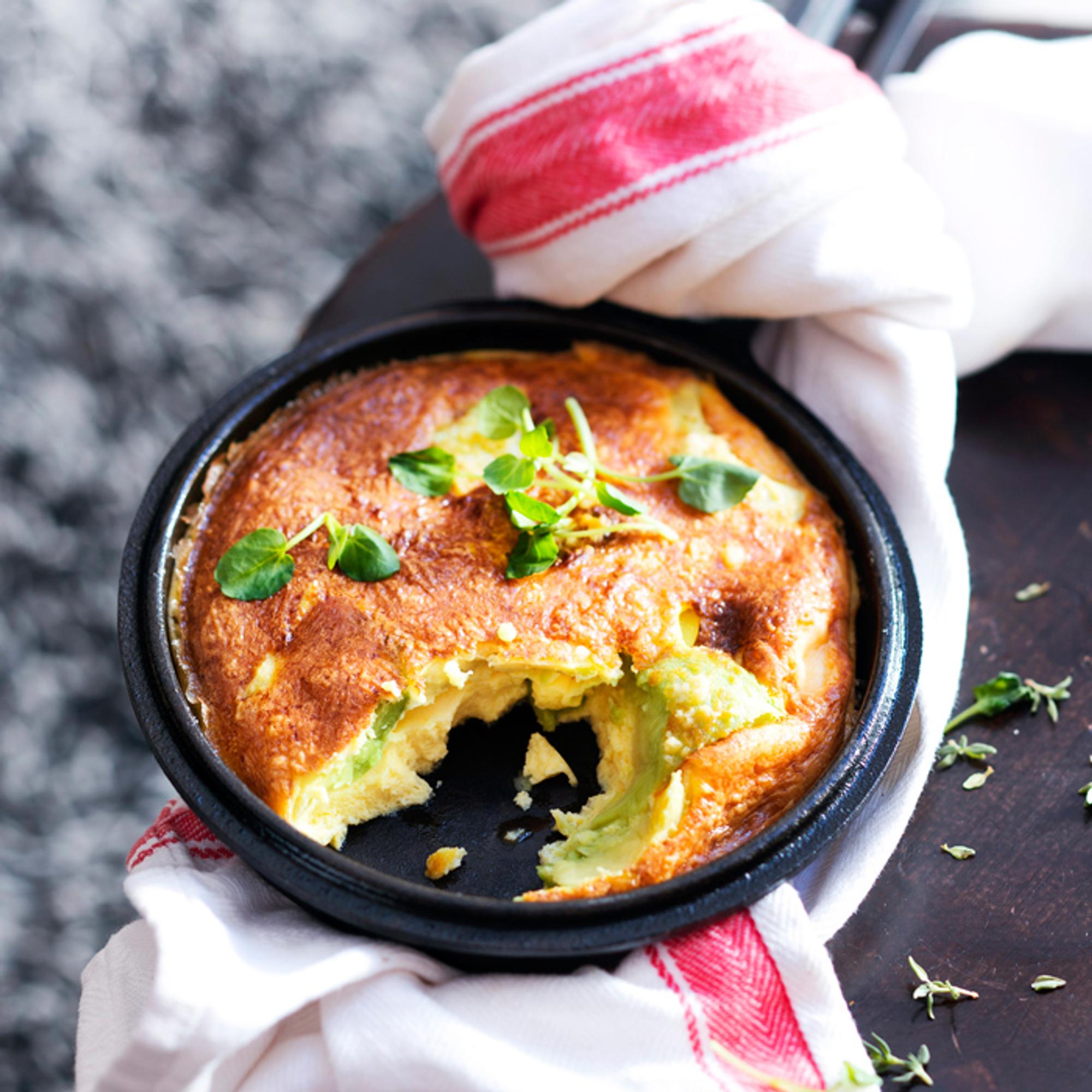 Parmesaani-avokadomunakas (Skillet Omelet)