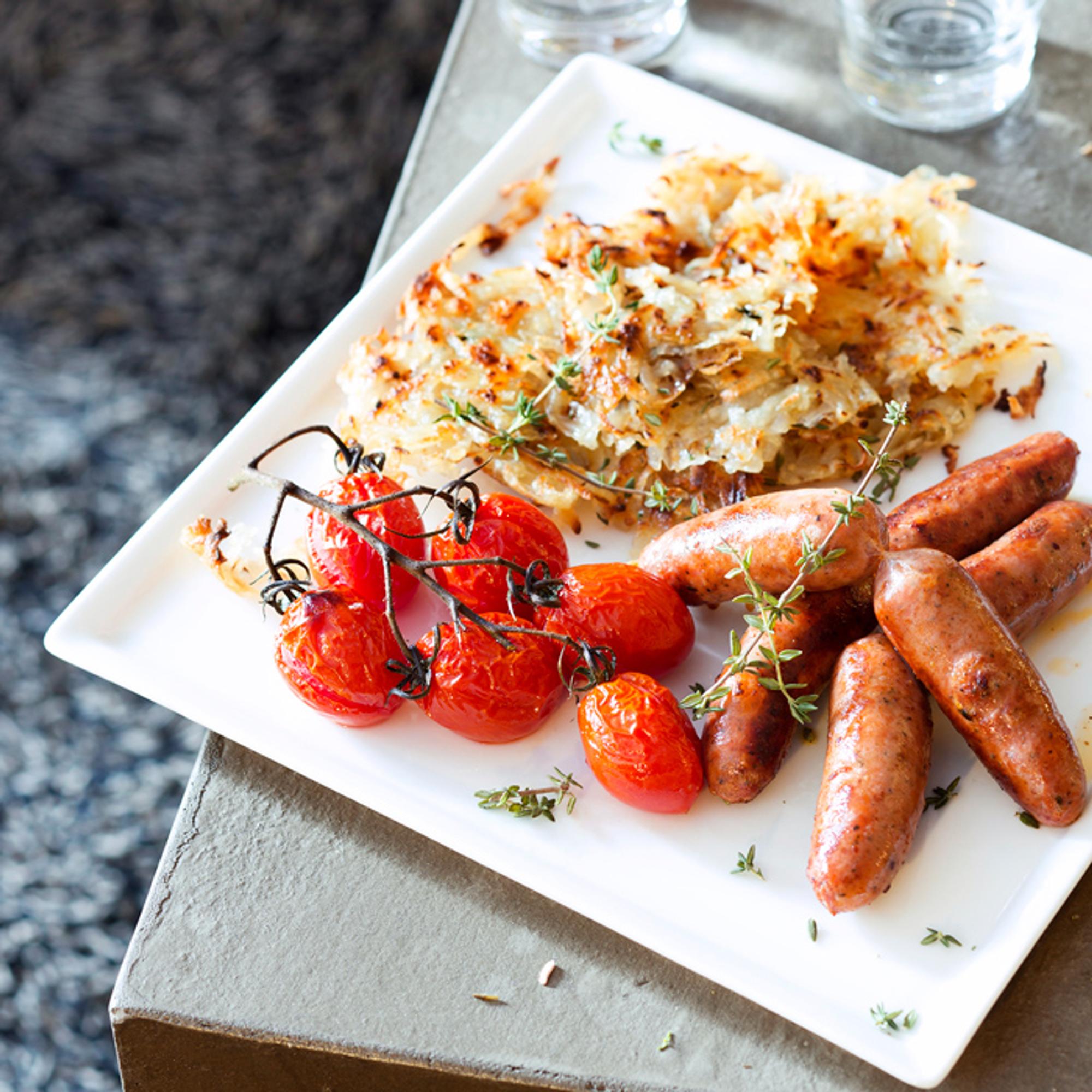 Raakamakkarat ja perunapaistos (Sausages and Hash Browns)