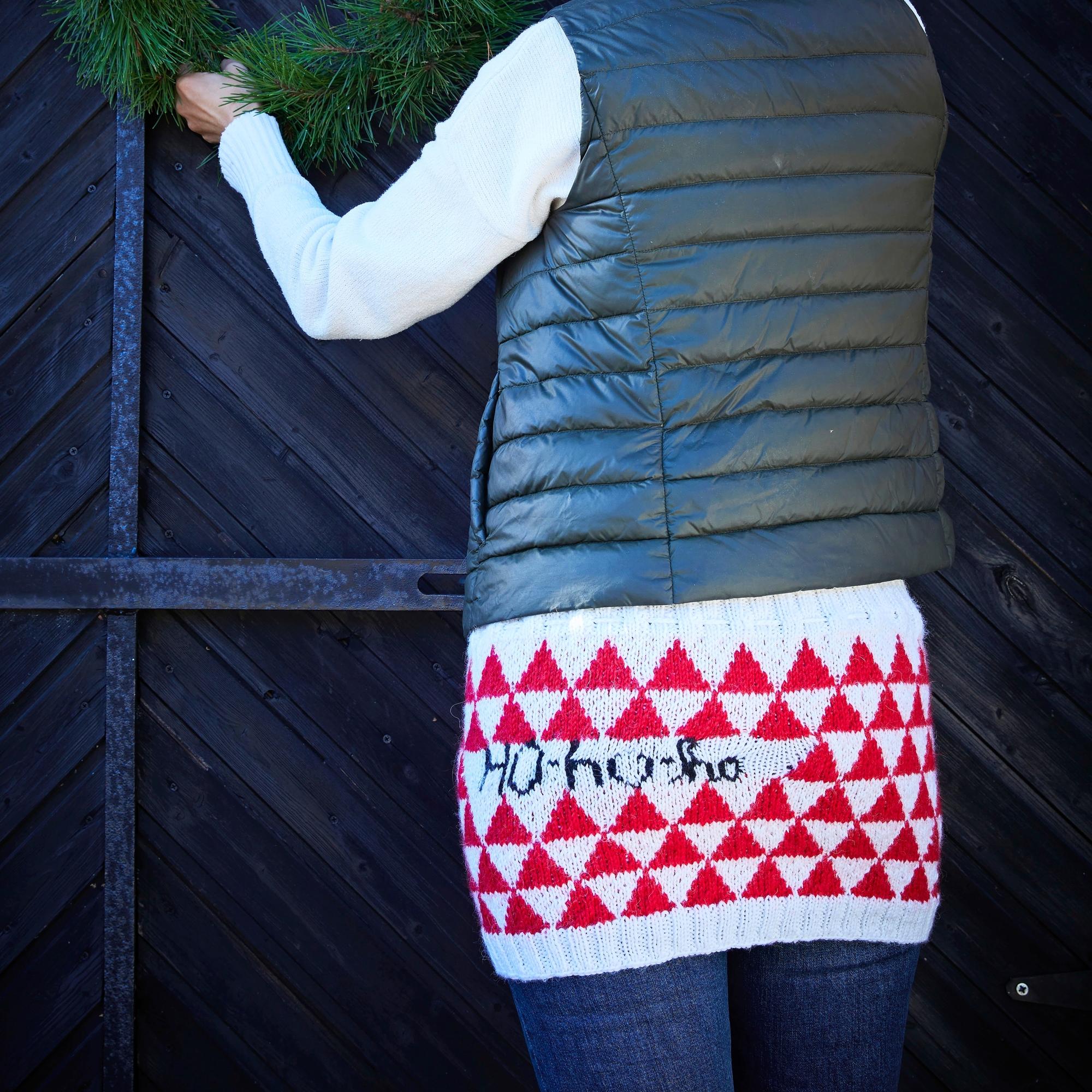 Koko jengi tonttuja! Joulupyllytin saa veikeän ilmeen tonttulakkikirjoneuleesta – nappaa ohje ja neulo helppo jouluhame